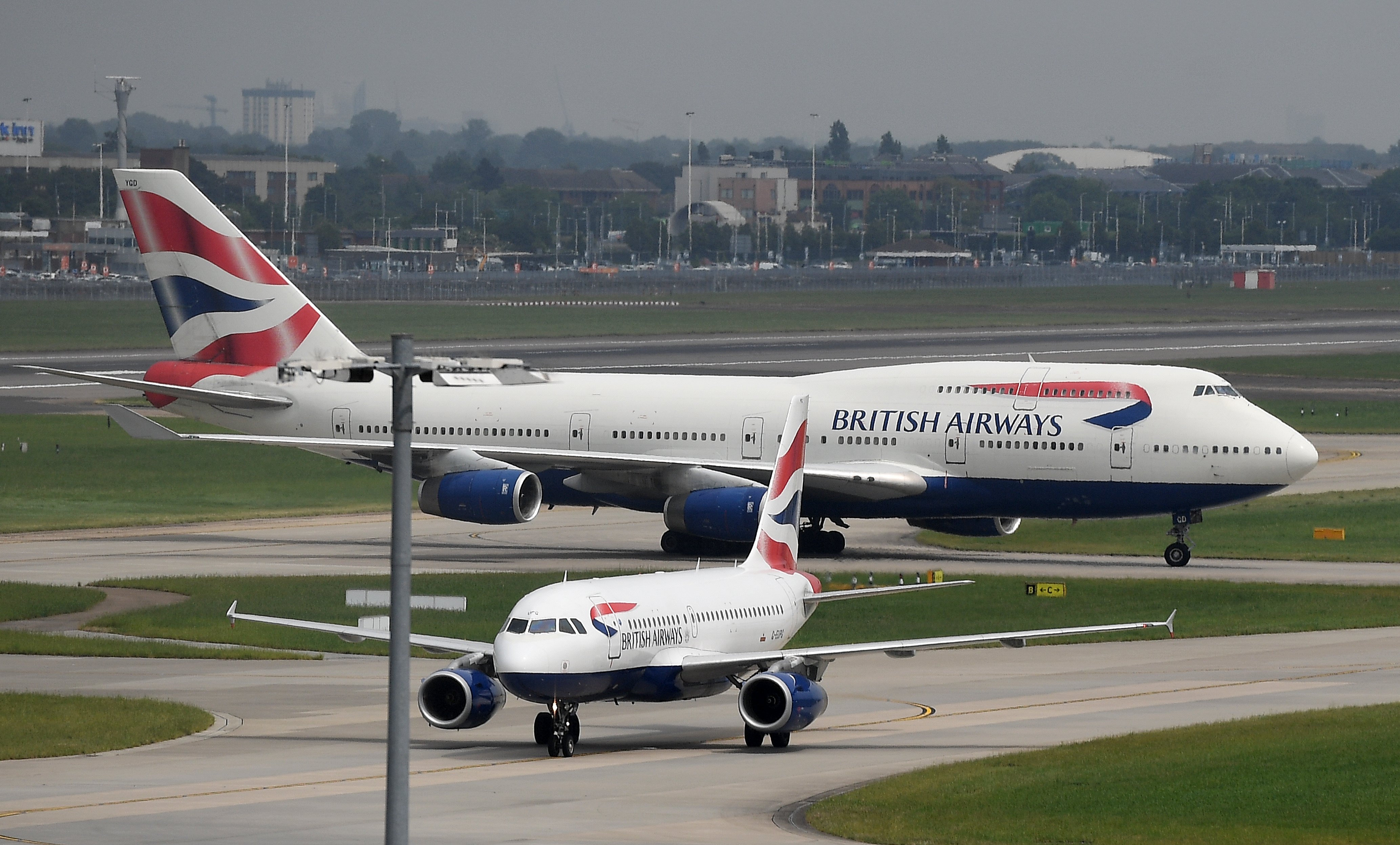 Η Μέι ζητά από την British Airways να αποζημιώσει τους πελάτες της