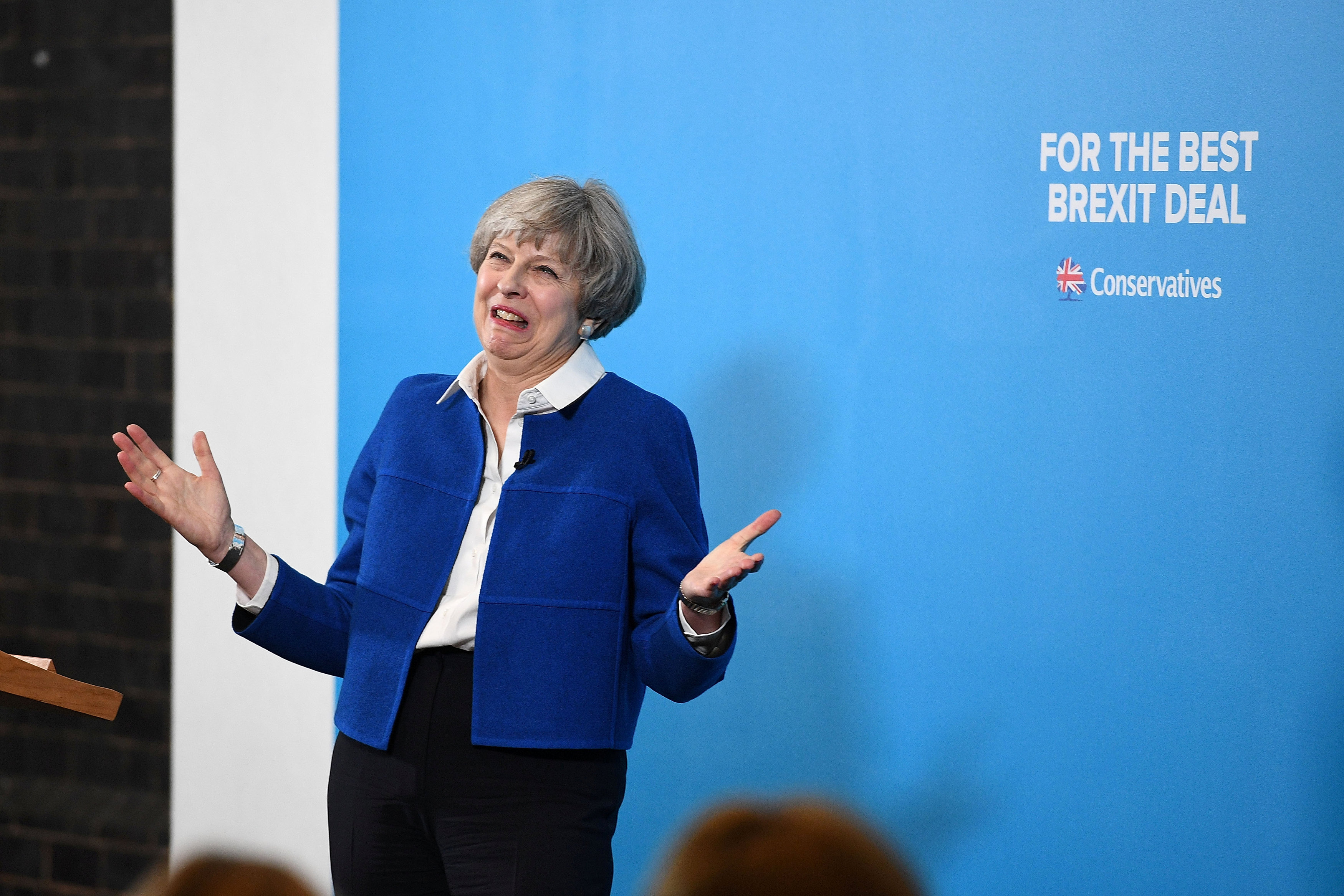 Έρευνα-σοκ δίνει νίκη της Τερέζα Μέι χωρίς απόλυτη πλειοψηφία