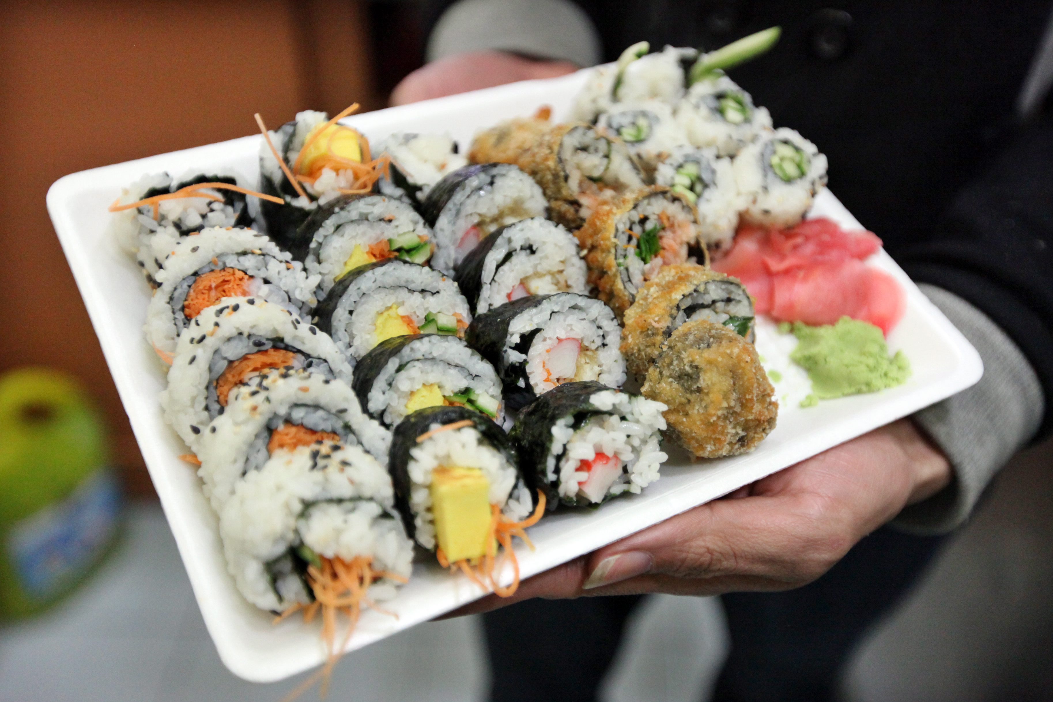 Σοβαρούς κινδύνους για την υγεία μπορεί να κρύβει η κατανάλωση σούσι