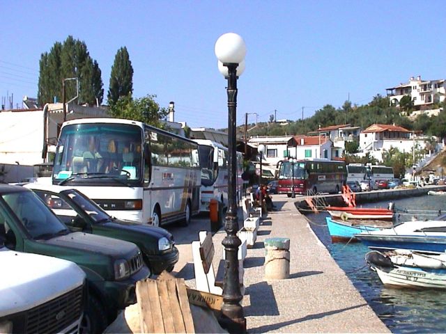 Απεργοί επιχείρησαν να μπλοκάρουν τον απόπλου πλοίου στον Βόλο