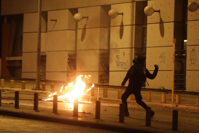 Νύχτα έντασης και πάλι στα Εξάρχεια με μολότοφ κατά διμοιρίας ΜΑΤ