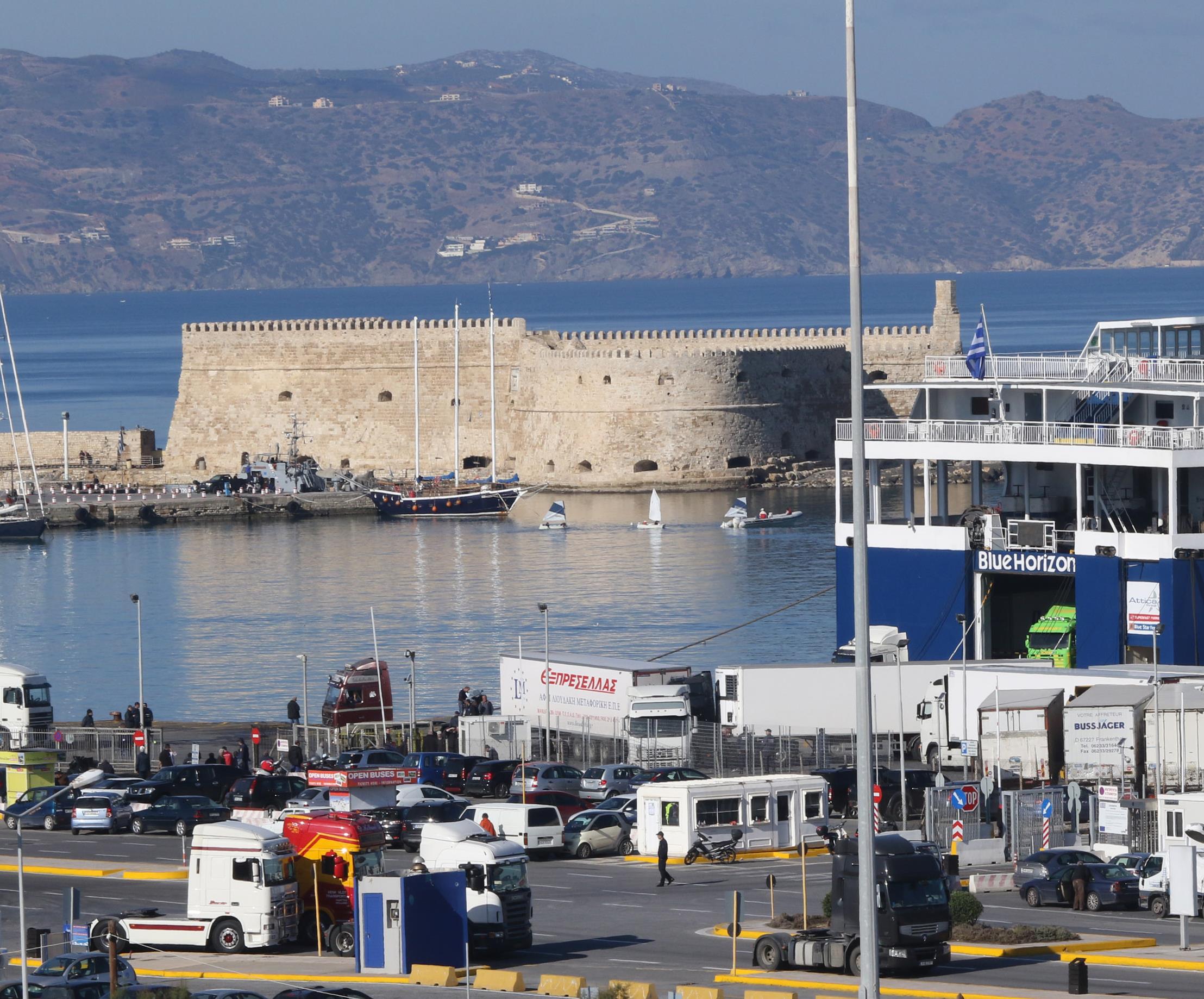 Πλοίο που φέρεται να μεταφέρει λαθραία τσιγάρα οδηγήθηκε στο Ηράκλειο