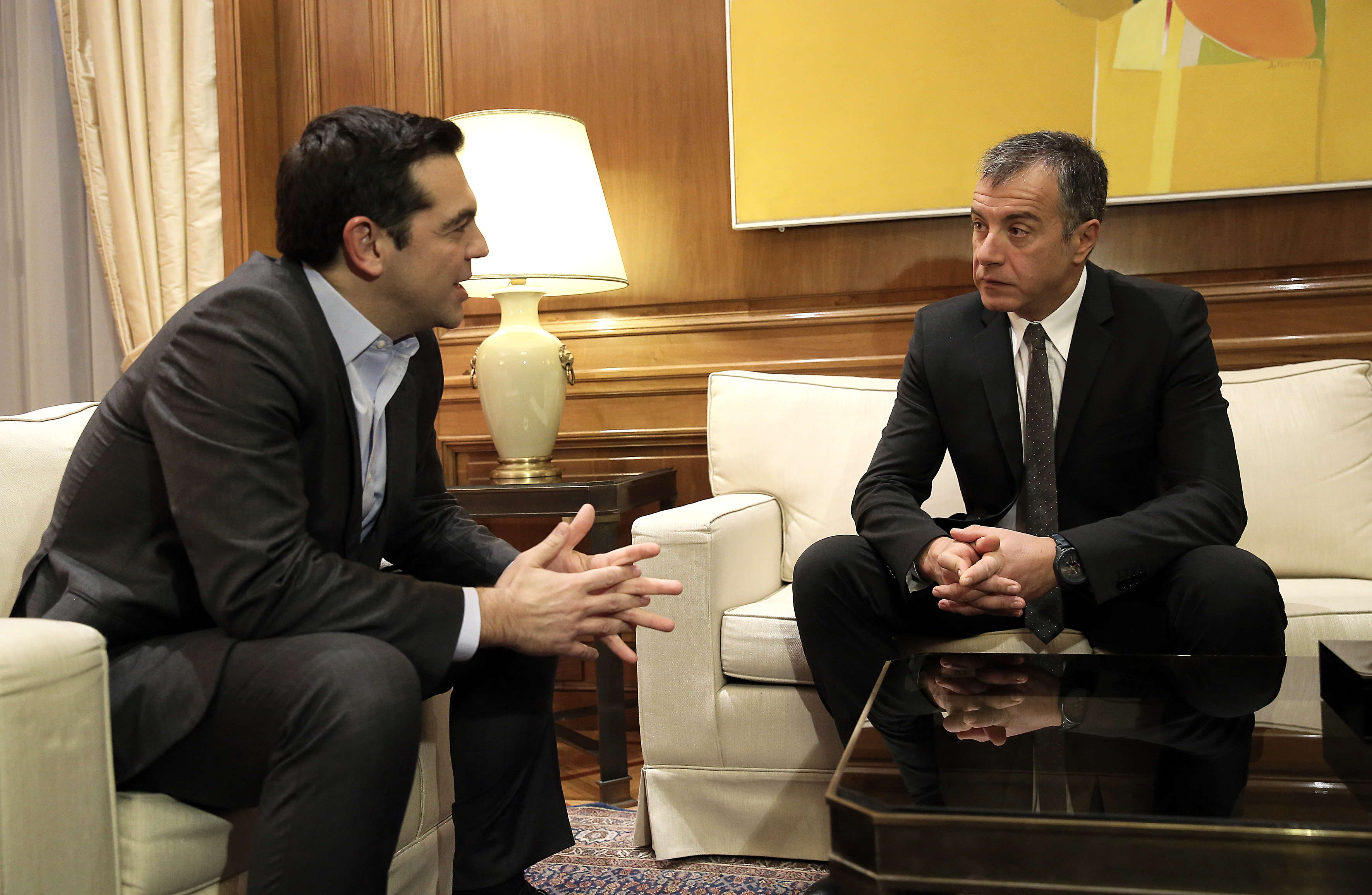 Επαφές Τσίπρα με Θεοδωράκη και Λεβέντη για Eurogroup και Κυπριακό