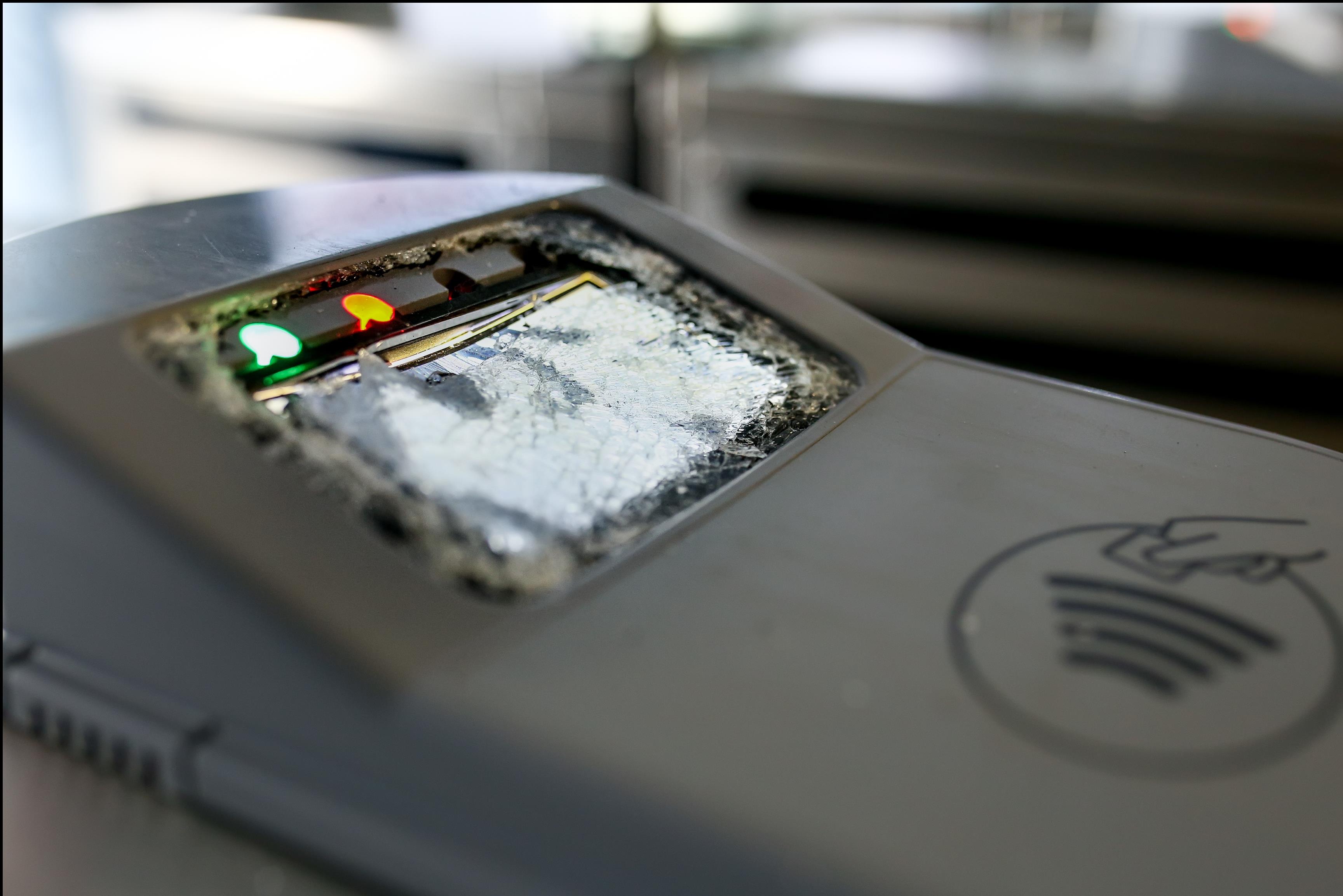 Νέα επίθεση στα ακυρωτικά μηχανήματα του μετρό