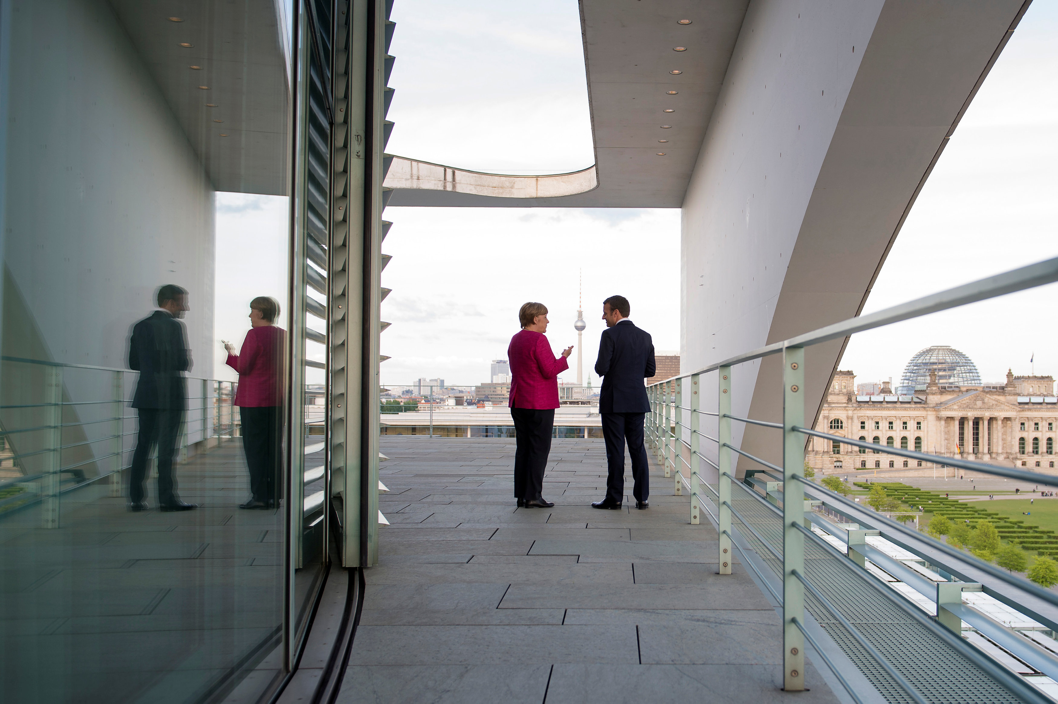 Σύνδεση του ελληνικού χρέους με την ανάπτυξη προτείνει το Παρίσι