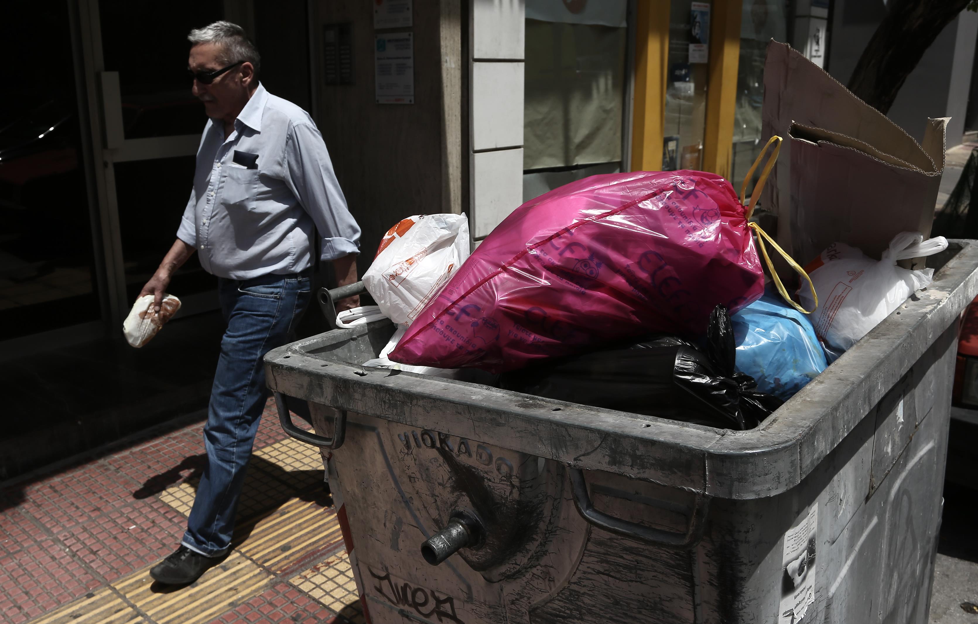Πολίτες αιχμάλωτοι σκουπιδιών με φόντο την κόντρα κυβέρνησης-ΠΟΕ ΟΤΑ