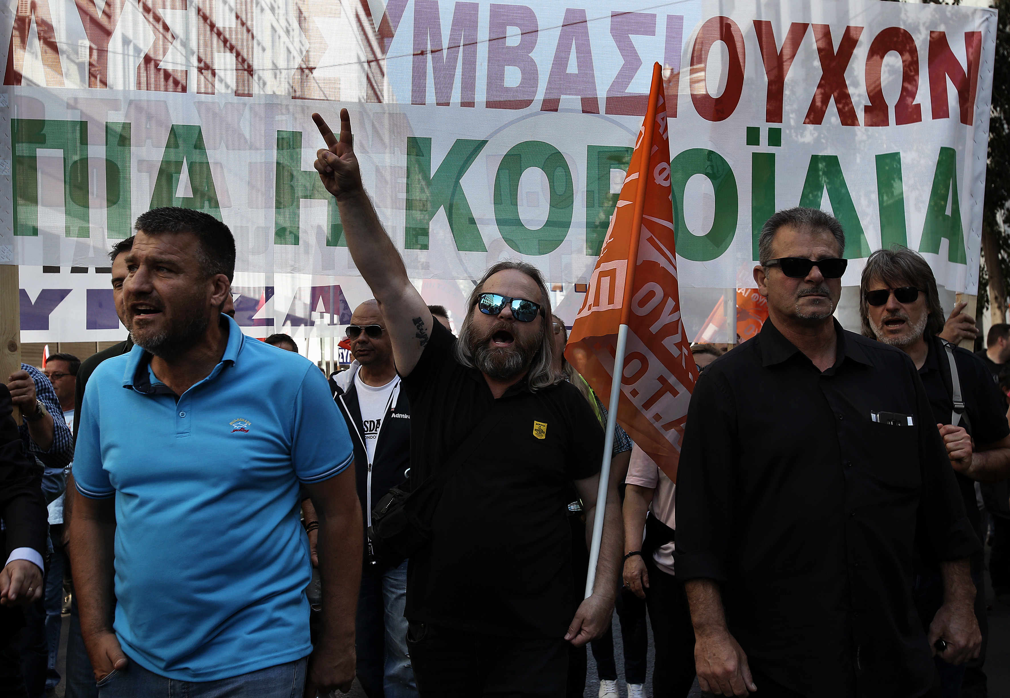 ΥΠΕΣ: Σύντομα «συνολική λύση» για τους συμβασιούχους