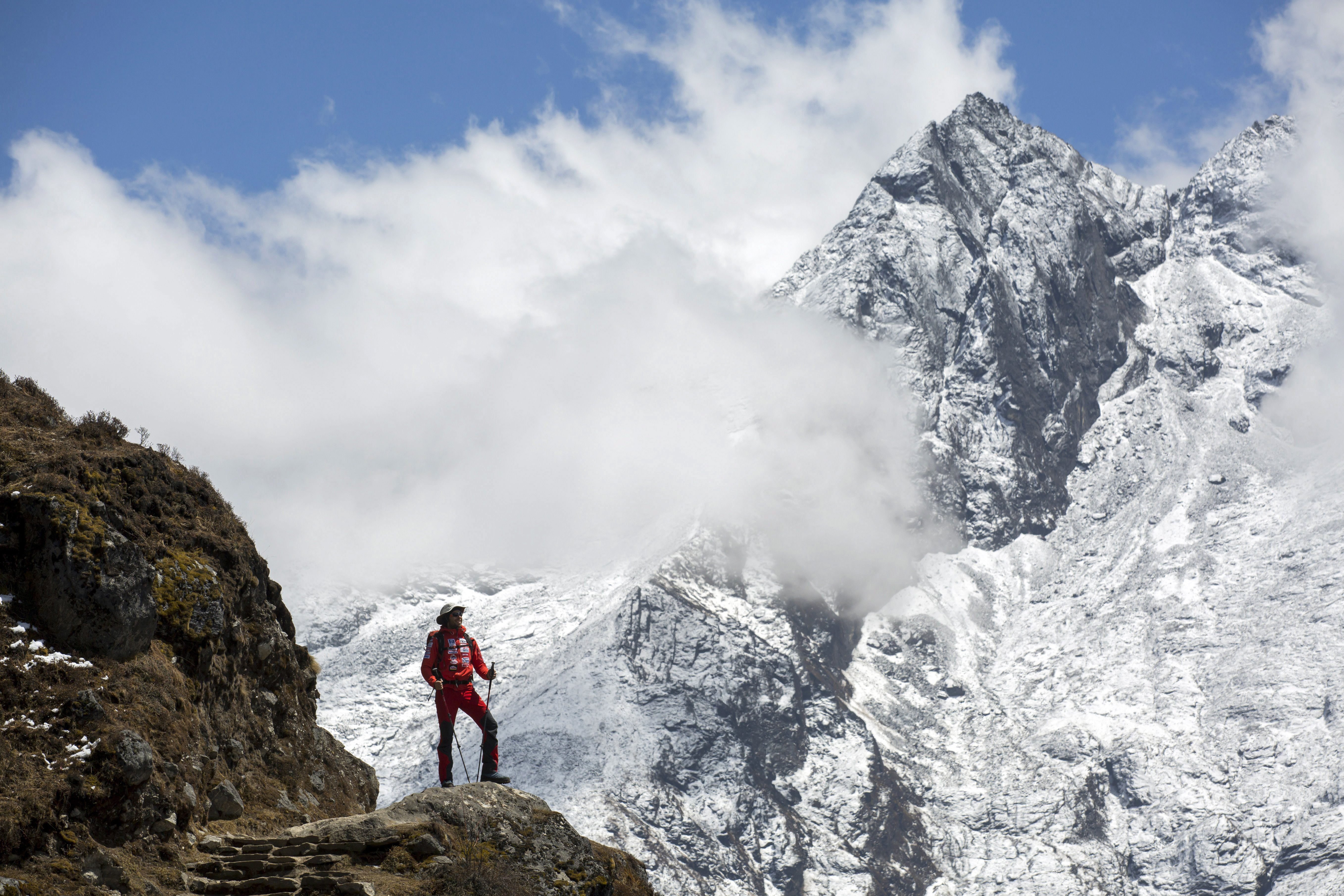 Βγάζουν το μέτρο στο Νεπάλ για να υπολογίσουν το ύψος του Έβερεστ