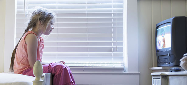 Κίνδυνος παχυσαρκίας για τα κορίτσια που έχουν τηλεόραση στο δωμάτιο τους