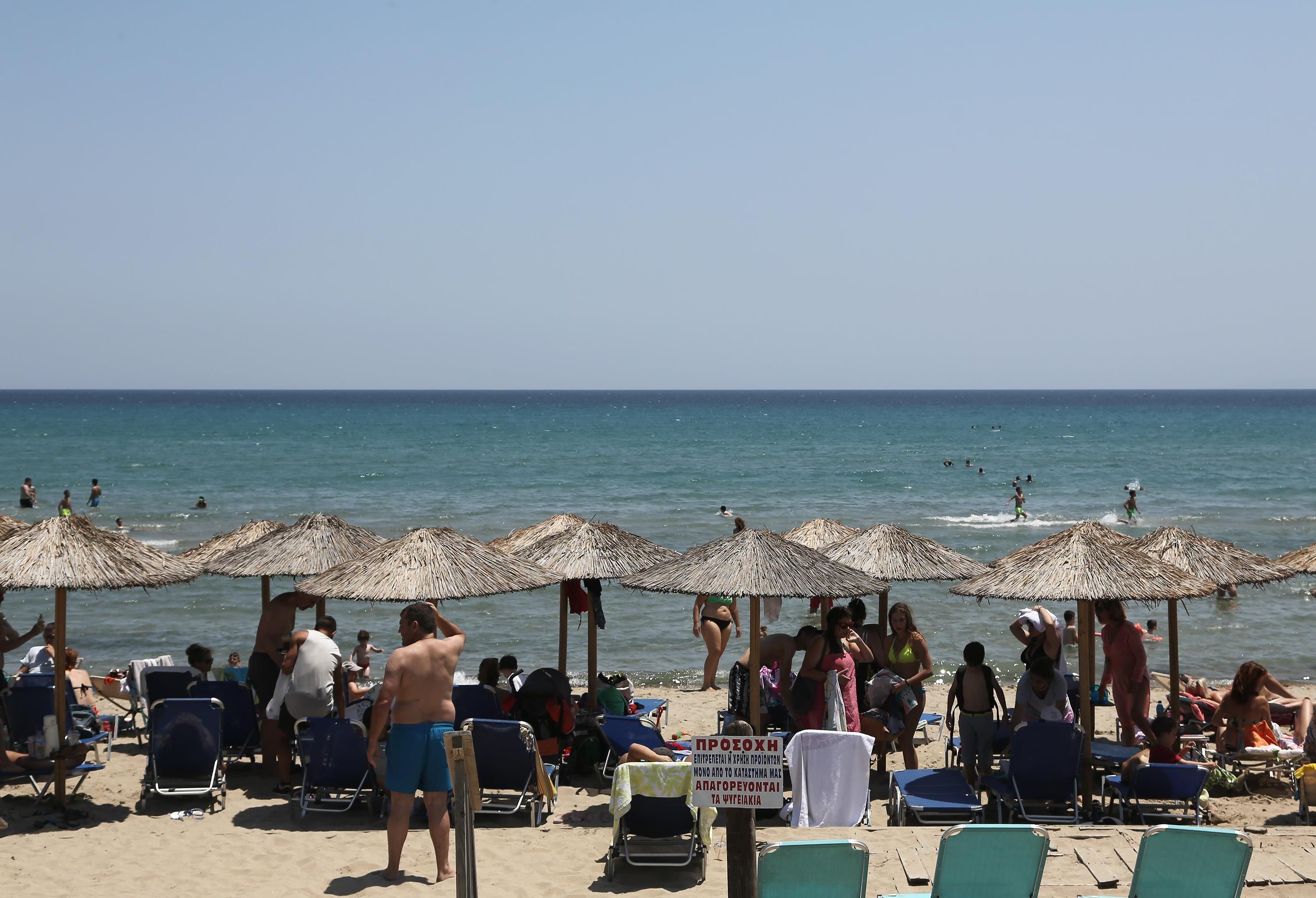 ΕΚΠΟΙΖΩ: Τα δικαιώματα των καταναλωτών στις οργανωμένες παραλίες