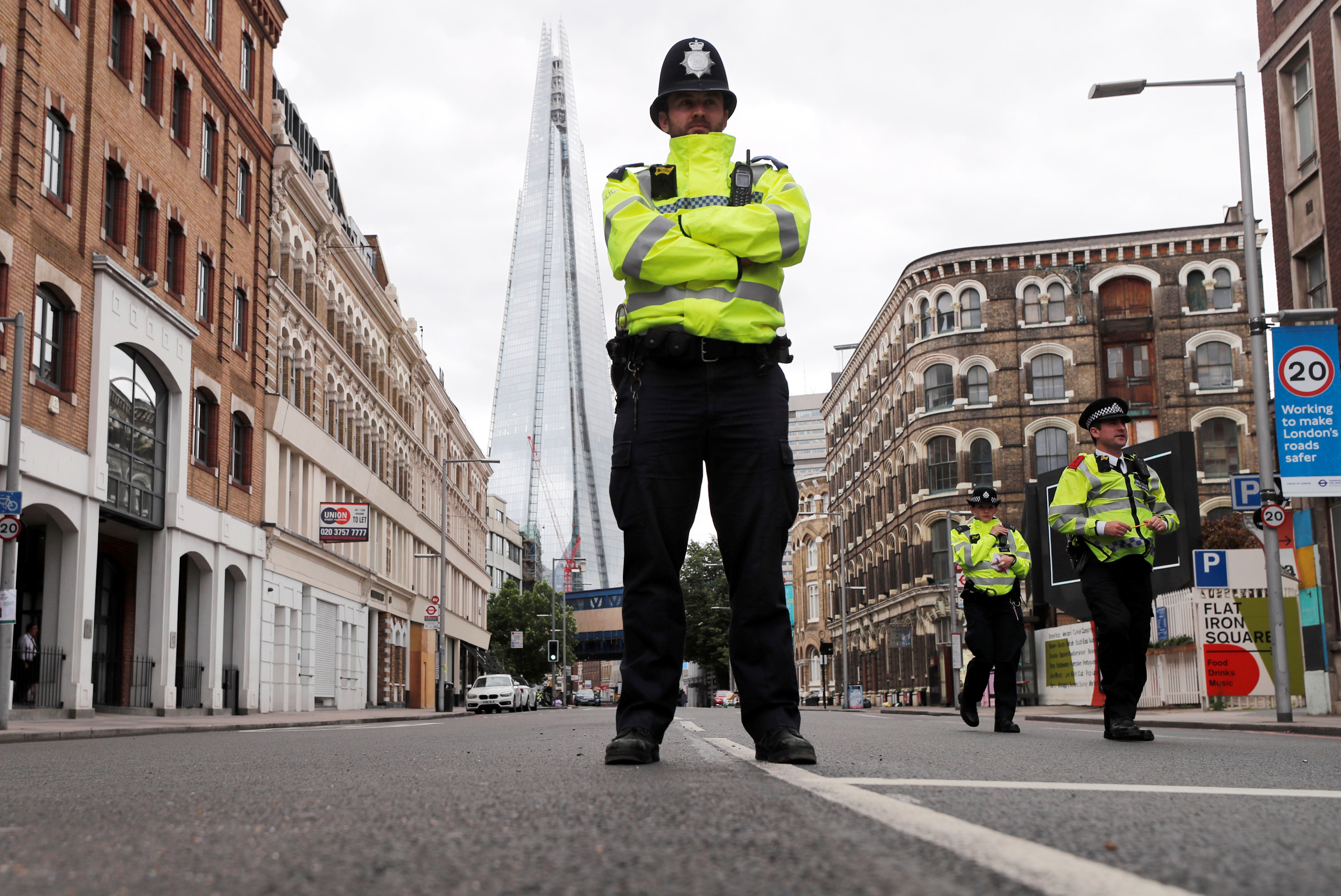 Λονδίνο: Αστυνομικοί σπάνε το παράθυρο οδηγού λίγο μετά από συνέντευξή του κατά της αστυνομίας