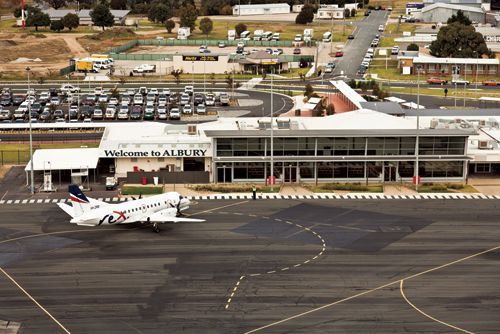 Επιβάτες πήδηξαν έξω από το αεροπλάνο μετά από φάρσα για βόμβα