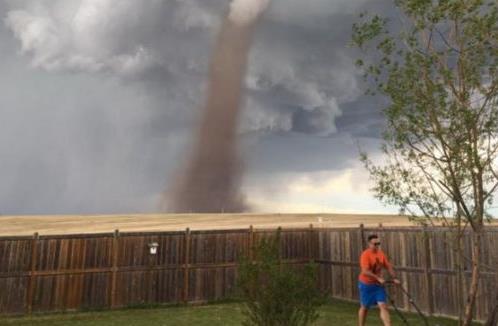 Κούρευε το γκαζόν με φόντο… ανεμοστρόβιλο