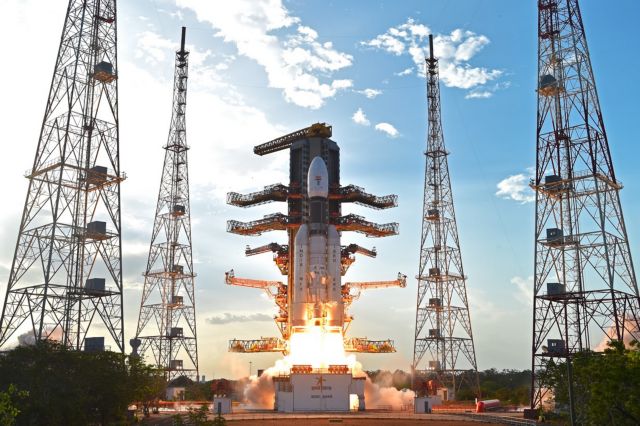 Εκτόξευση πυραύλου «βαρέων βαρών» ανοίγει το δρόμο για Ινδούς στο Διάστημα