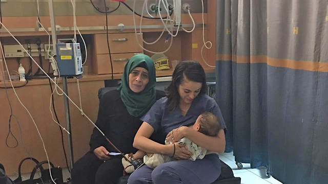 Ισραηλινή νοσοκόμα θηλάζει μωρό Παλαιστινίων