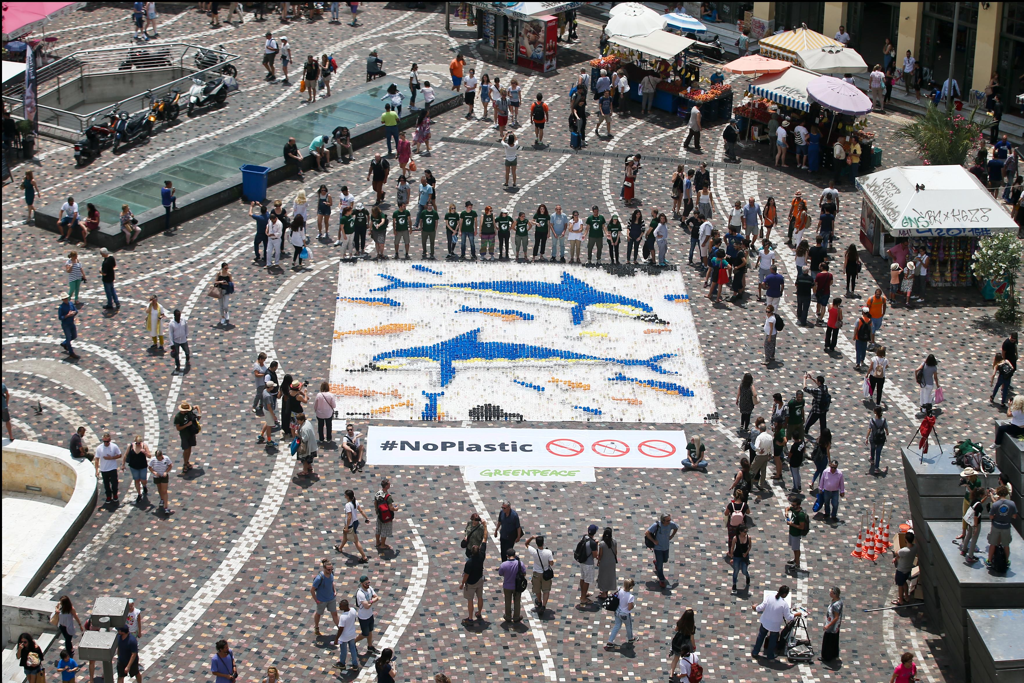 Ψηφιδωτό από πλαστικά ποτήρια έφτιαξε η Greenpeace στο Μοναστηράκι