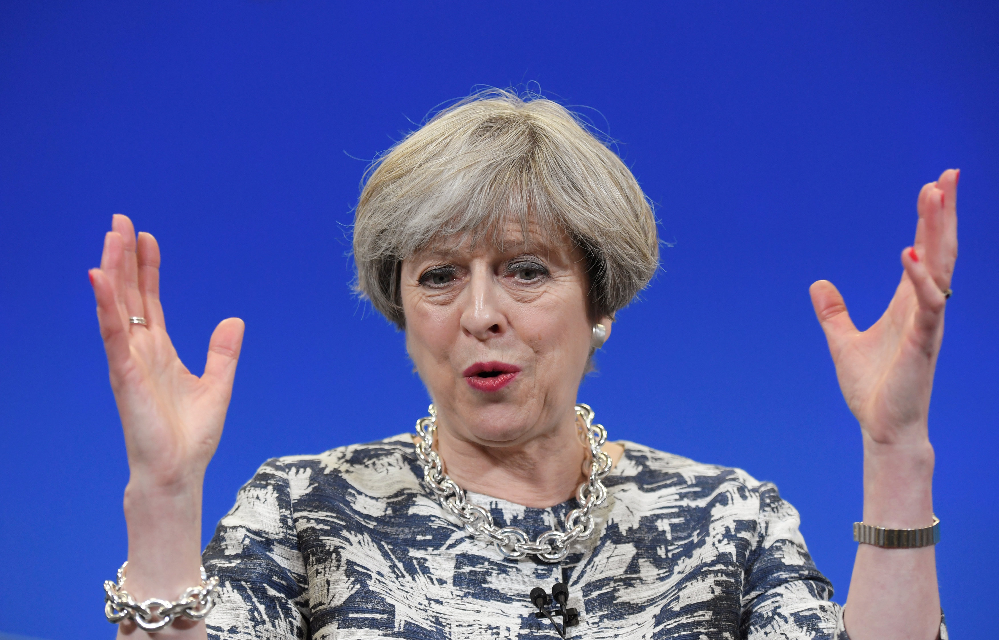 Προβάδισμα για το κόμμα της Μέι μία ημέρα πριν τις εκλογές στη Βρετανία