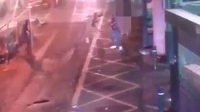 Οι αστυνομικοί σκοτώνουν τους δράστες της επίθεση του Λονδίνου (βιντεο)
