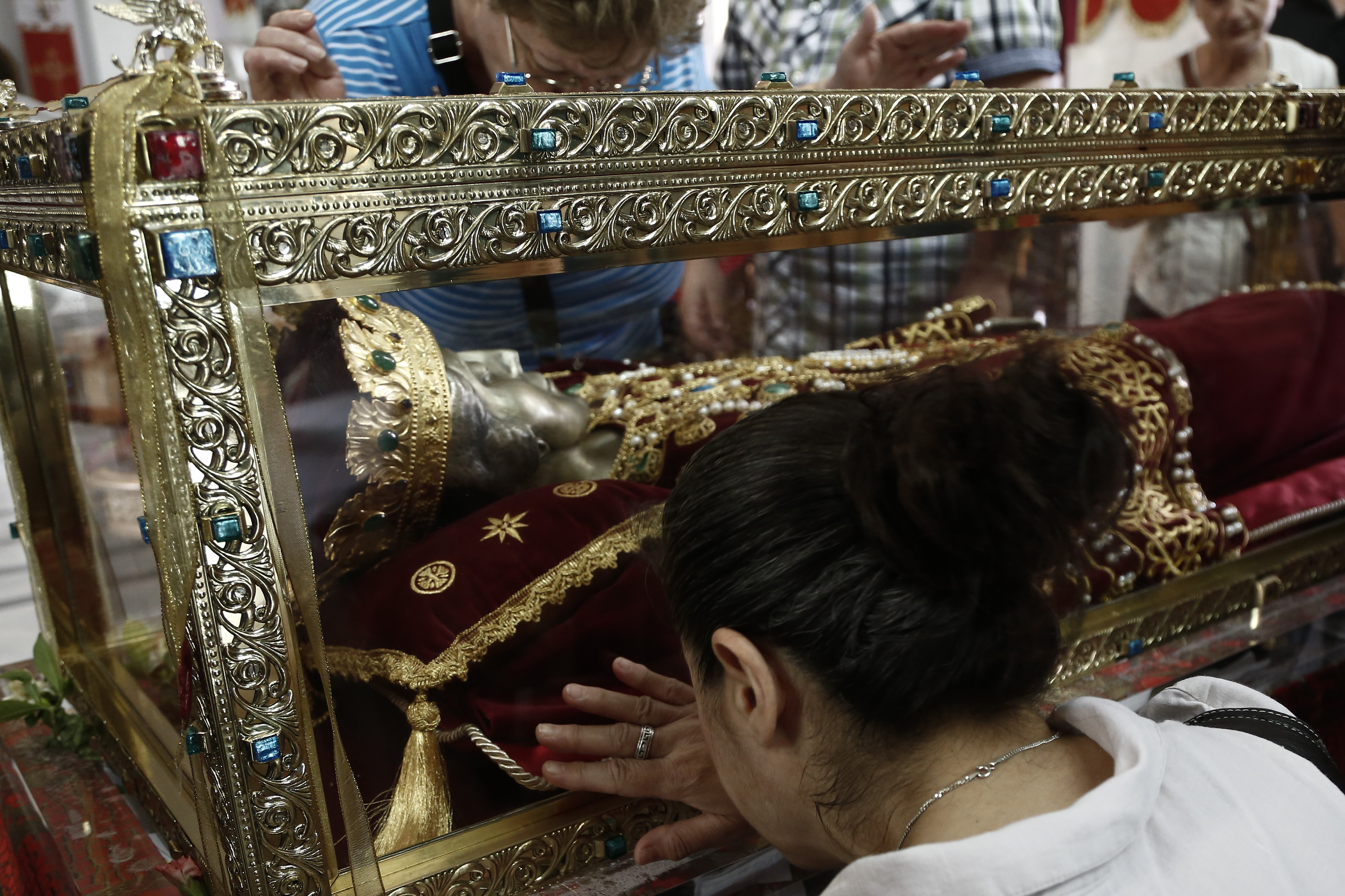 Ουρές δεκάδων μέτρων με χιλιάδες πιστούς για το σκήνωμα της Αγίας Ελένης
