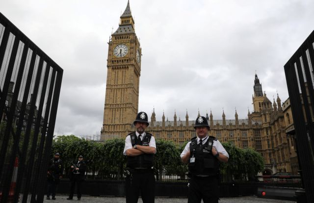 Άνδρας με μαχαίρι συνελήφθη έξω από το βρετανικό Κοινοβούλιο