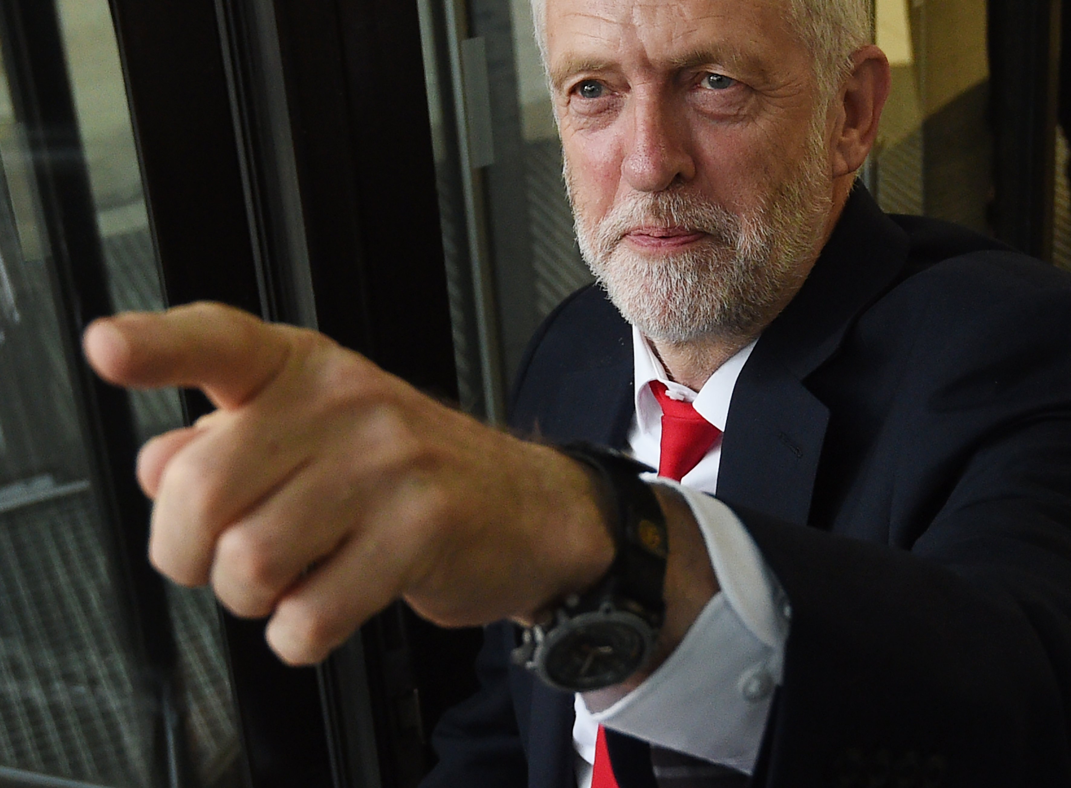 Την παραίτηση της Μέι ζητά ο Κόρμπιν, αλλά η ίδια μάλλον μένει