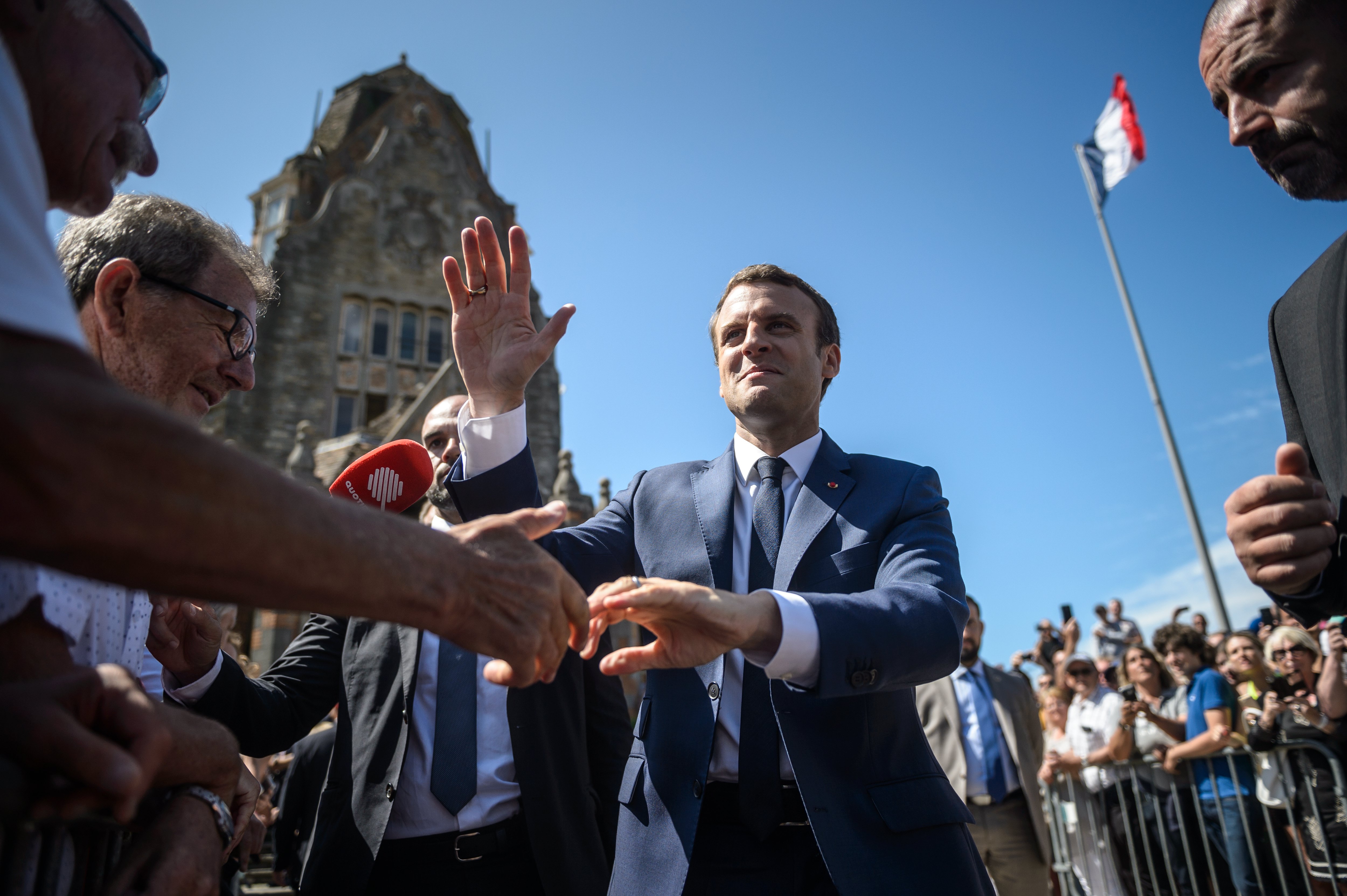 «Μονοκομματική» Βουλή Μακρόν βγάζουν οι εκλογές στη Γαλλία