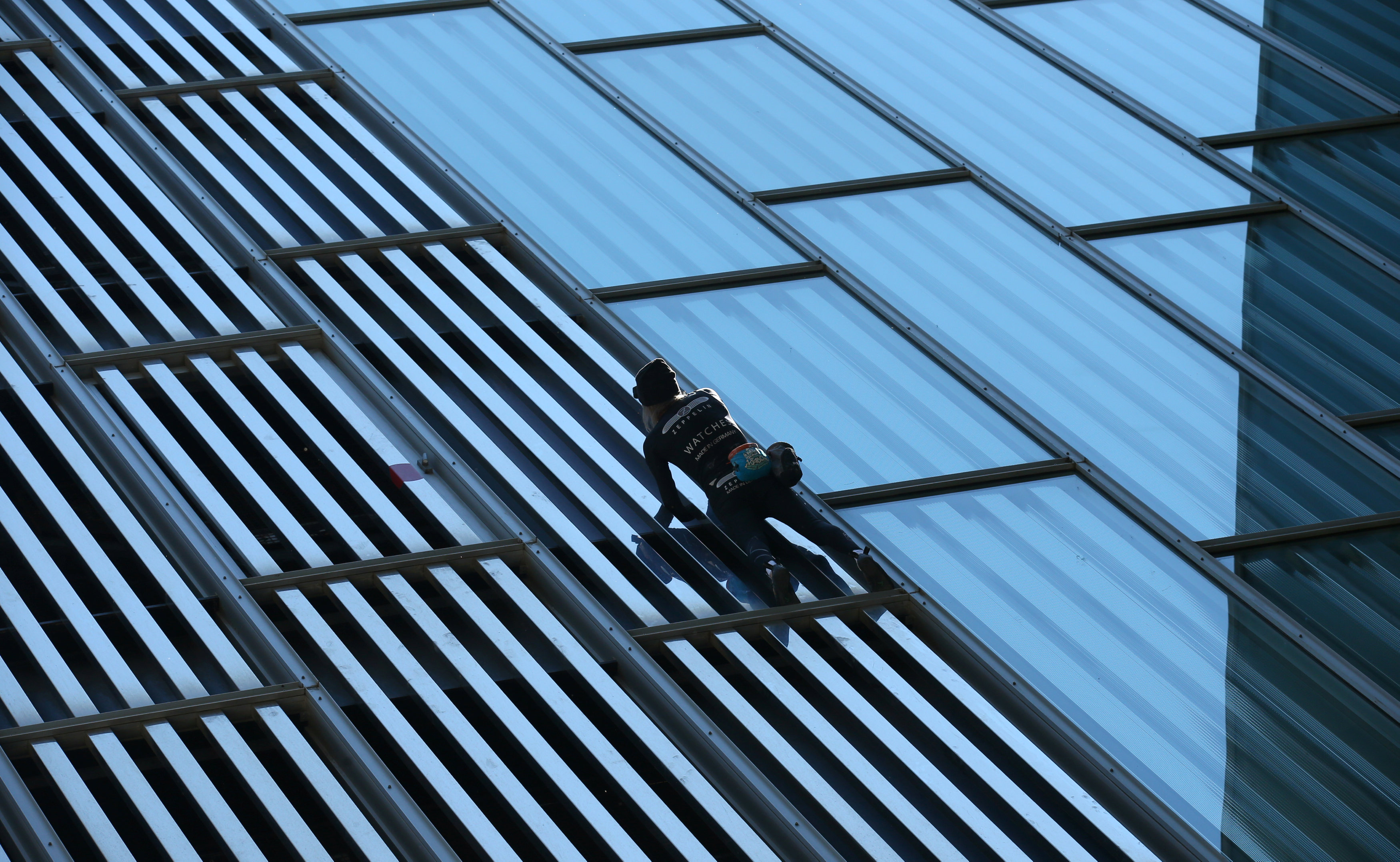 Γάλλος «Spiderman», ετών 54, σε νέες περιπέτειες