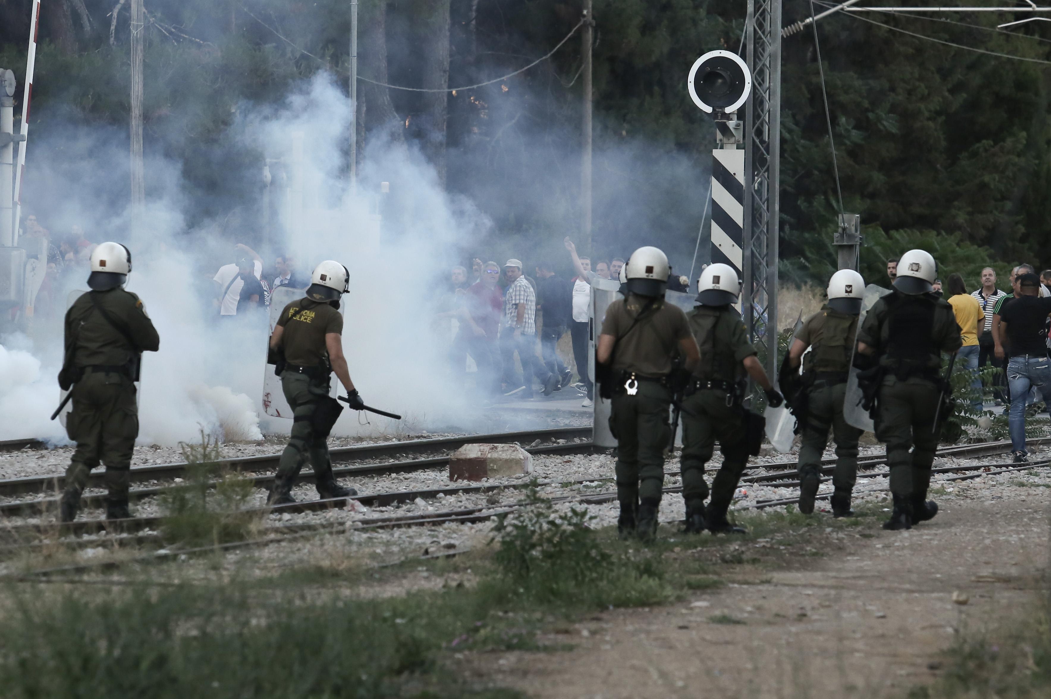 Πετροπόλεμος και χημικά στη διάρκεια νέας πορείας στο Μενίδι