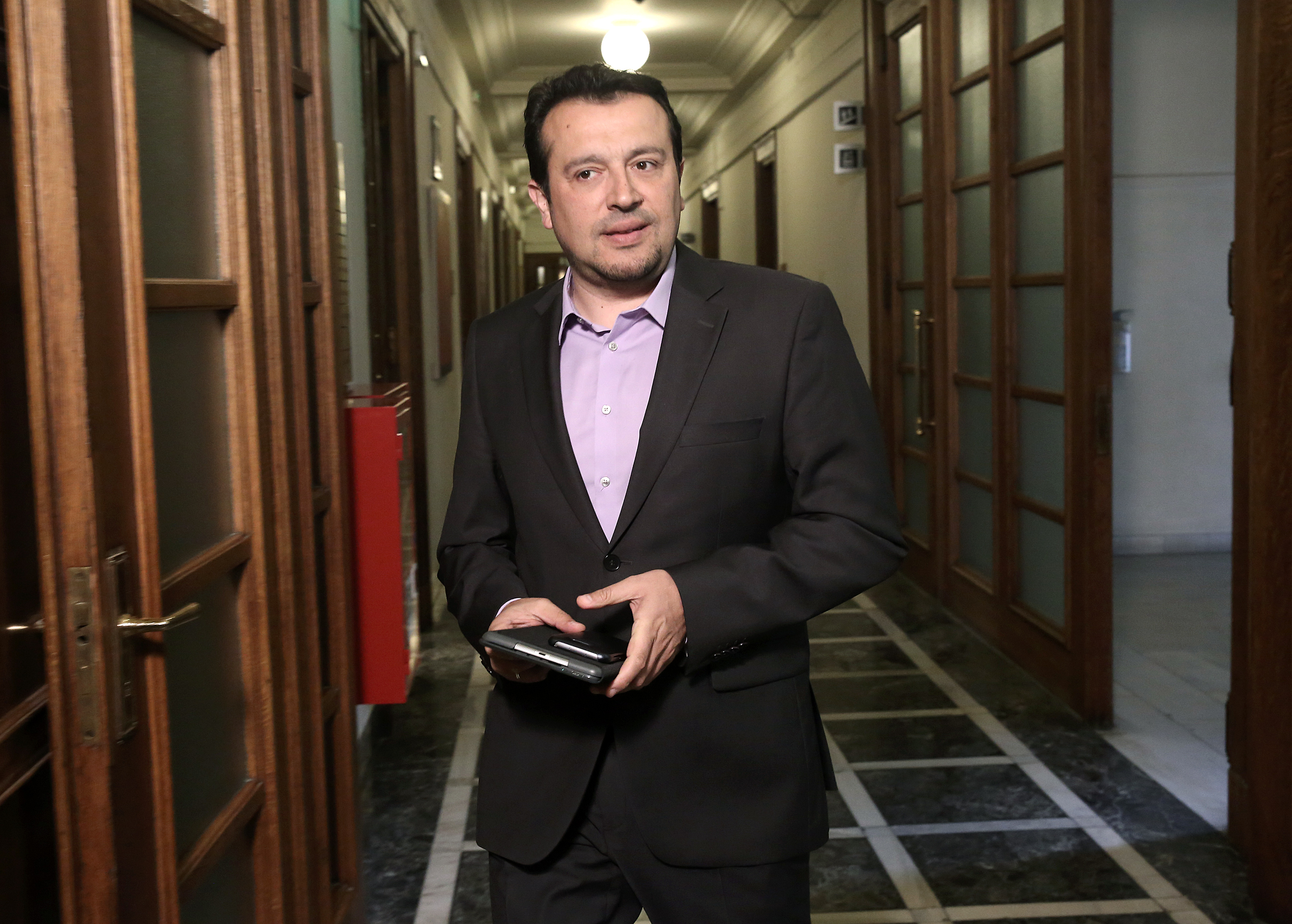 Κατατέθηκε η τροπολογία Παππά για τις τηλεοπτικές άδειες