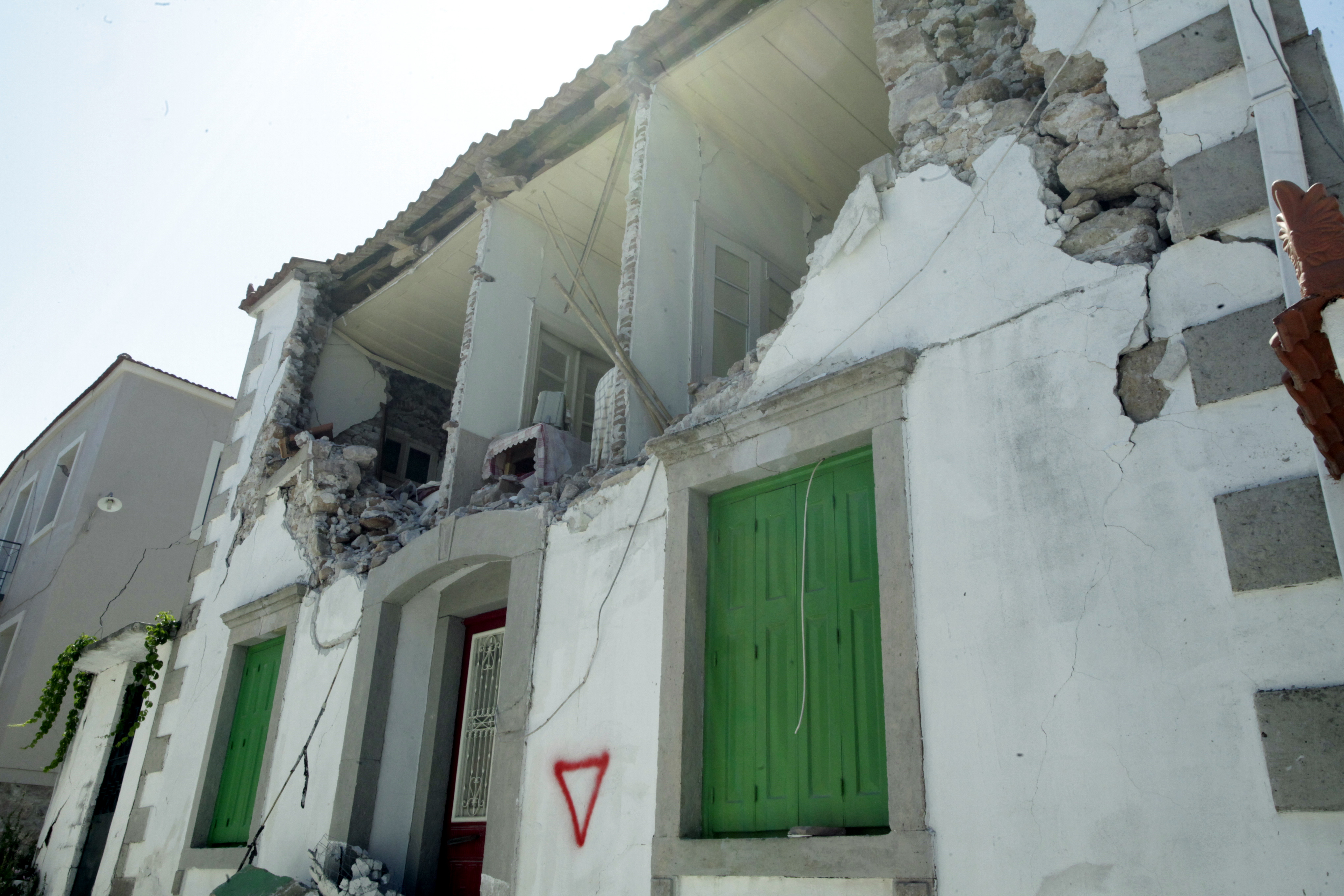 Δραματική η κατάσταση στη Λέσβο: 482 κτίσματα μη κατοικήσιμα