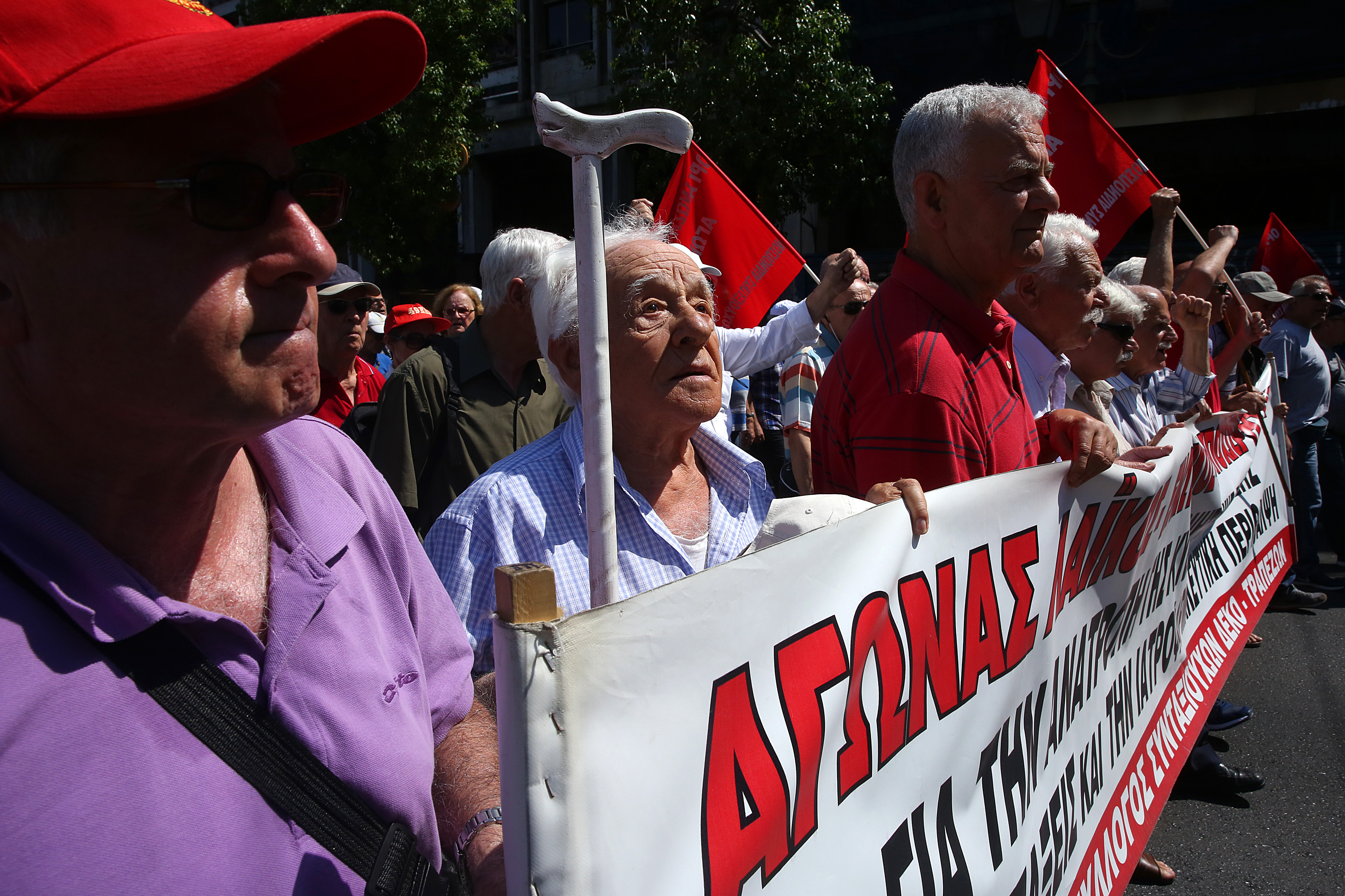 Έξω από τη Βουλή η πορεία των συνταξιούχων κόντρα στα νέα μέτρα