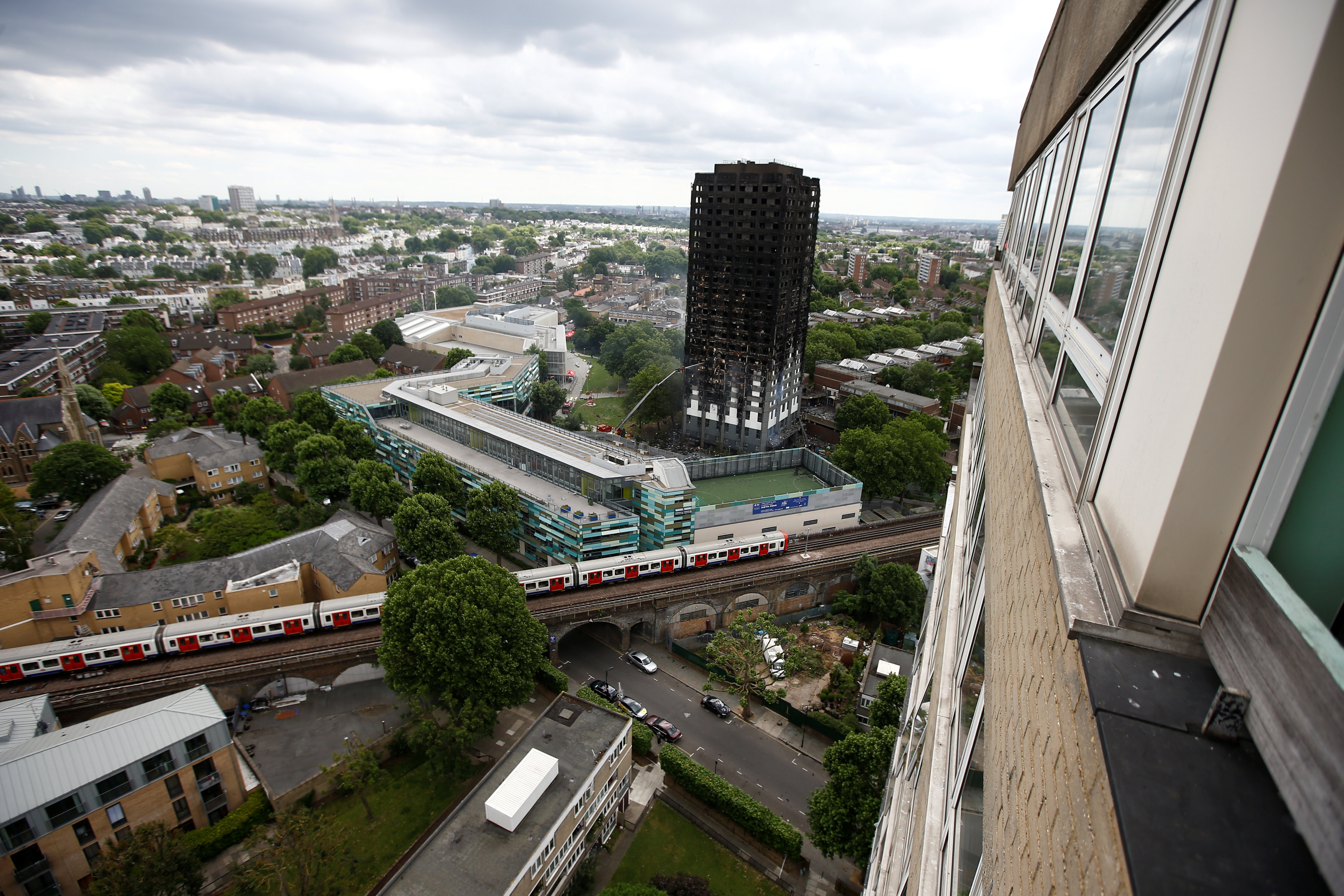 Έρευνα για την πύρινη κόλαση στον ουρανοξύστη διέταξε η Μέι