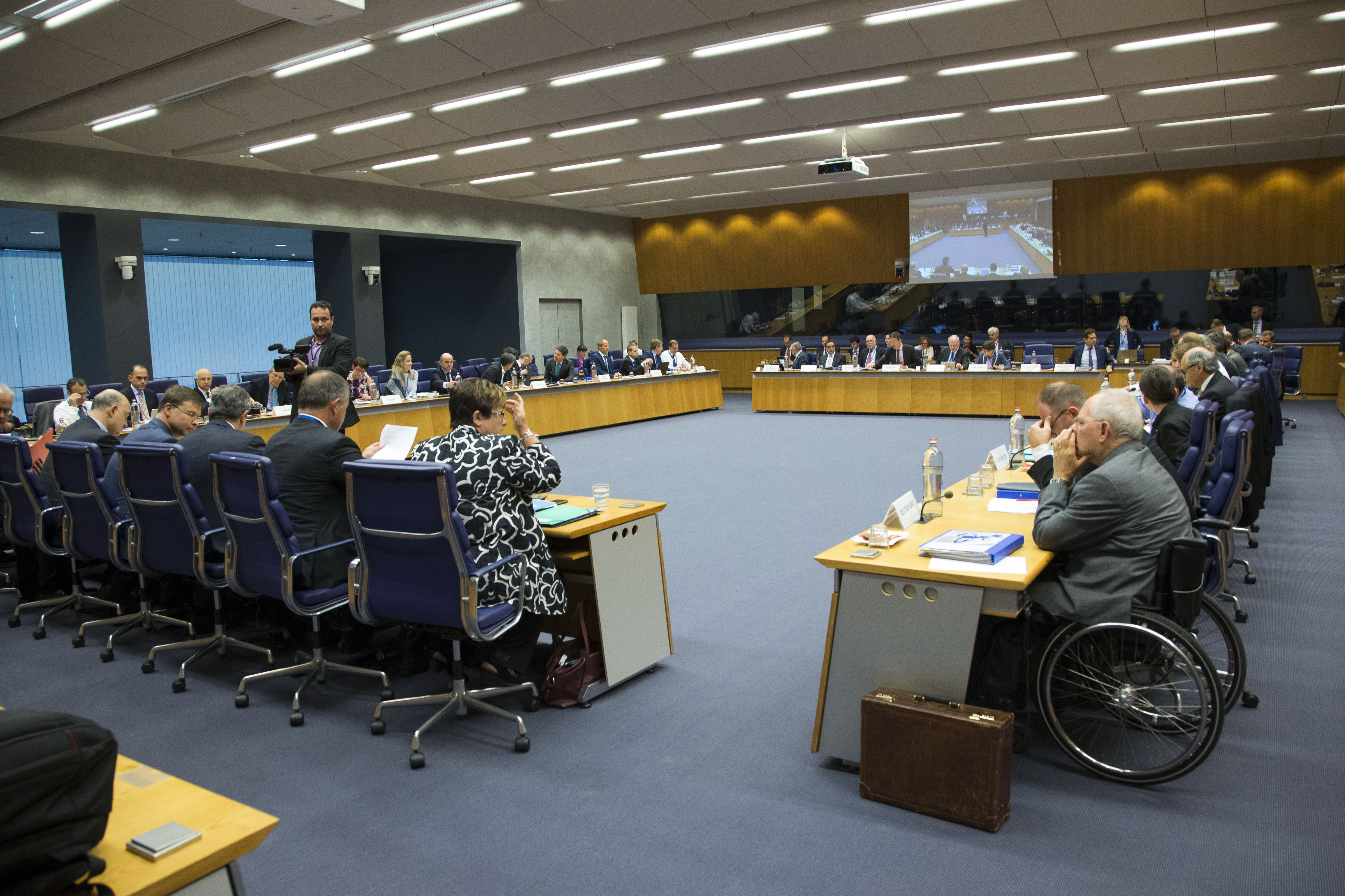 Εγκρίθηκε δόση 8,5 δισ. ευρώ και μία «δεύτερη καλύτερη λύση» για το χρέος