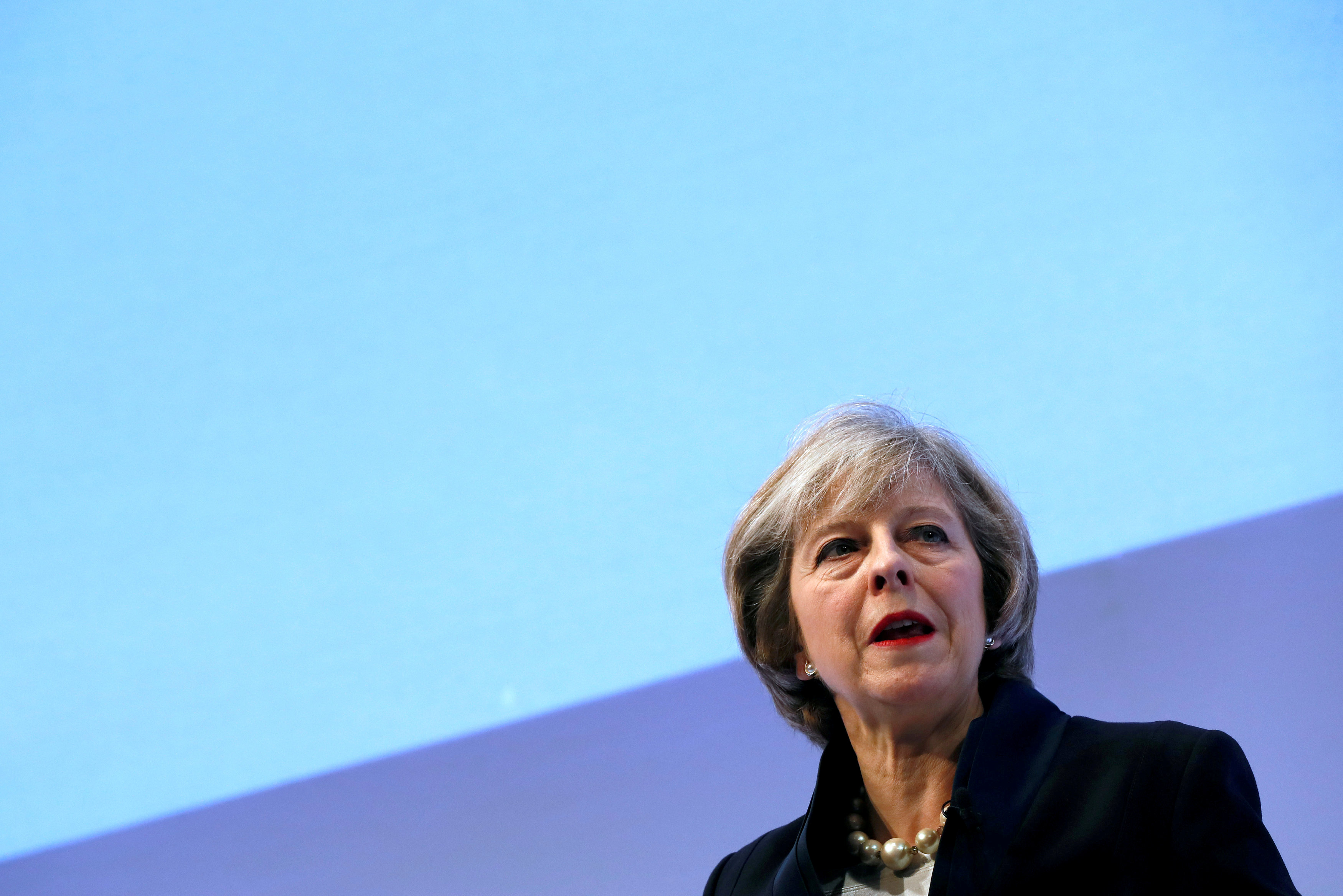 Με επιζώντες της φονικής πυρκαγιάς συναντάται η Τερέζα Μέι