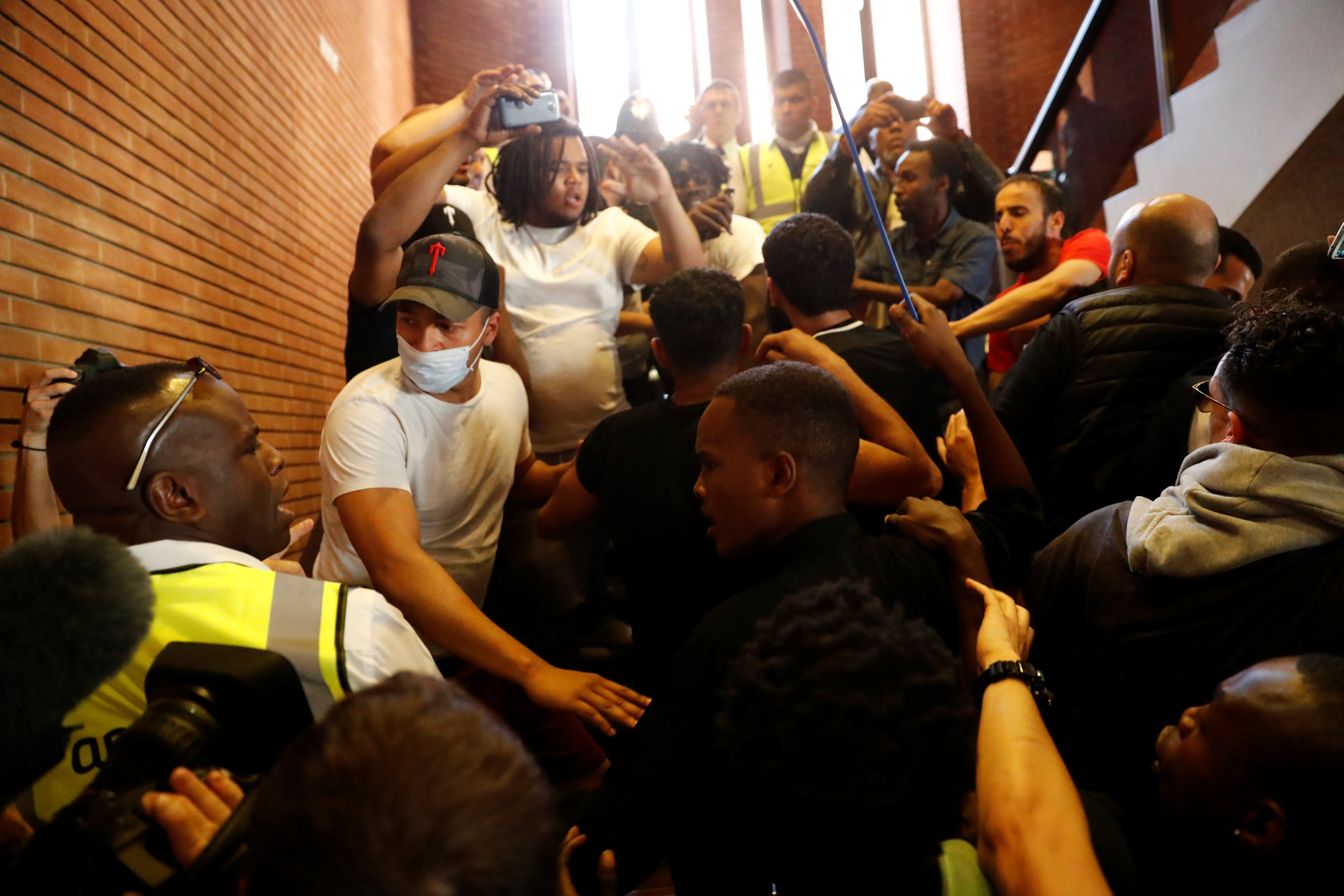 Διαδηλωτές εισέβαλαν σε δημαρχείο του Λονδίνου απαιτώντας Δικαιοσύνη