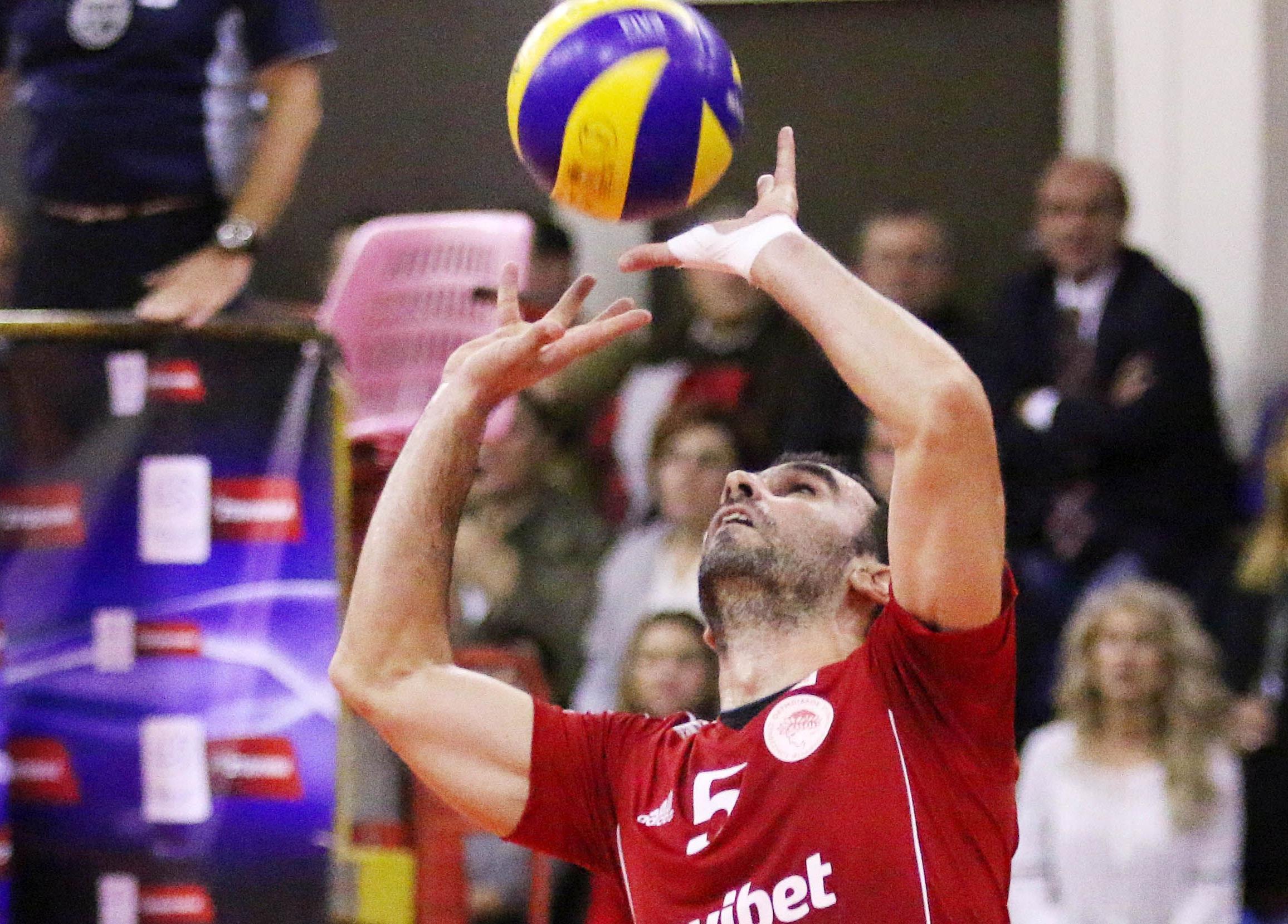 Εμεινε στον Ολυμπιακό ο Στιβαχτής, φεύγει ο Ντίμα Φιλίποφ