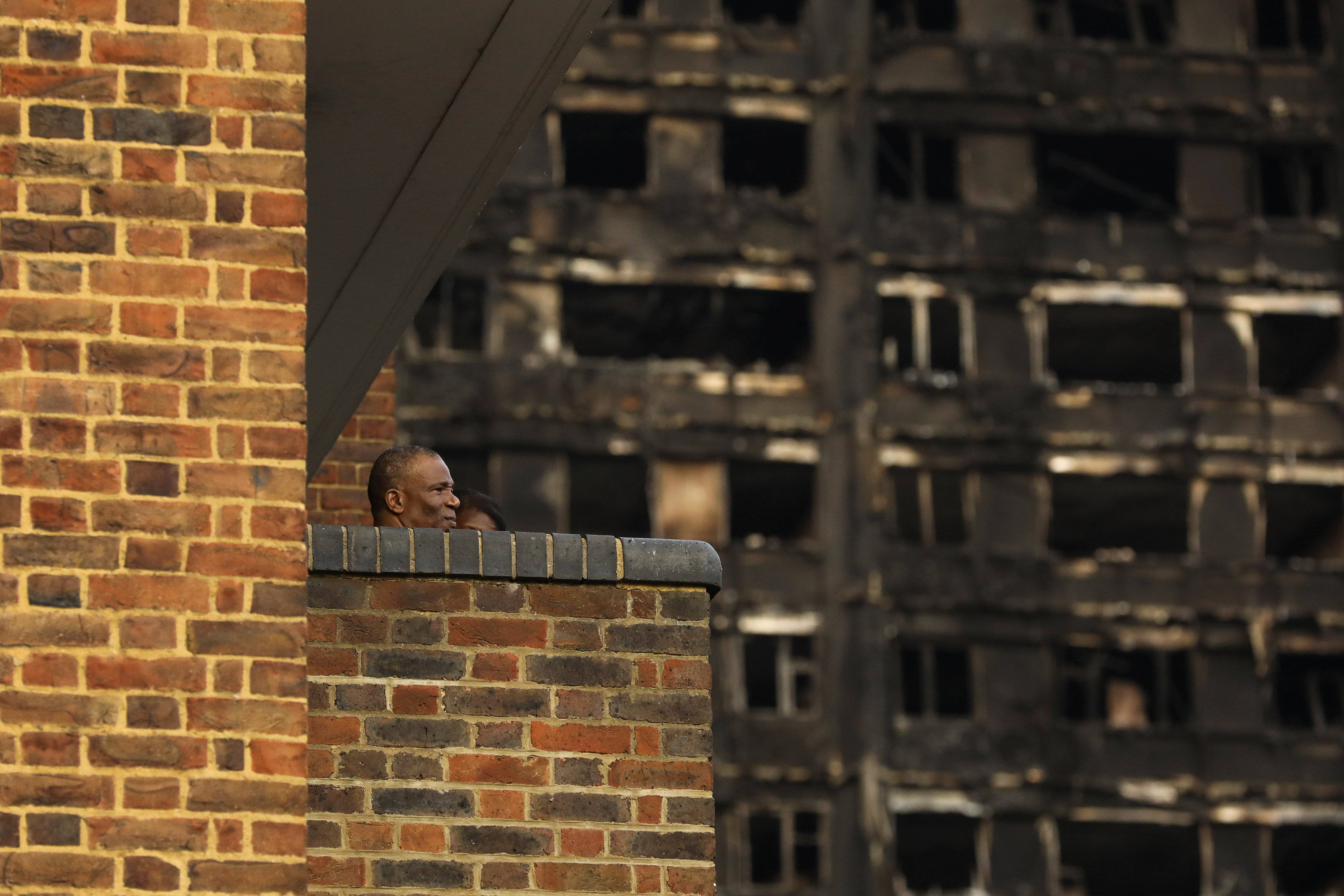 Εκατοντάδες πολυκατοικίες φέρουν επένδυση παρόμοια με του πύργου Γκρένφελ