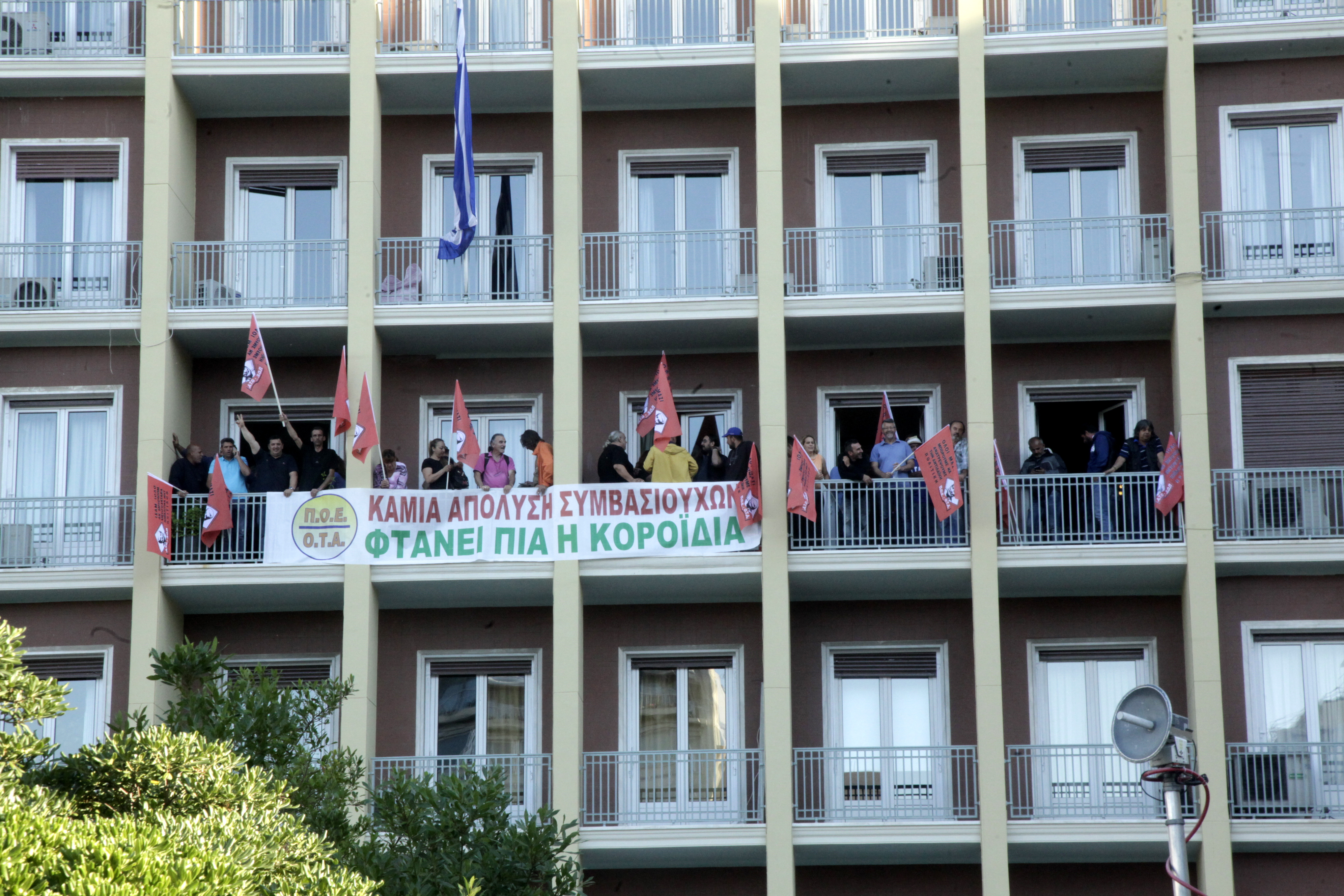 Κατάληψη στο ΥΠΕΣ από την ΠΟΕ-ΟΤΑ για τους συμβασιούχους