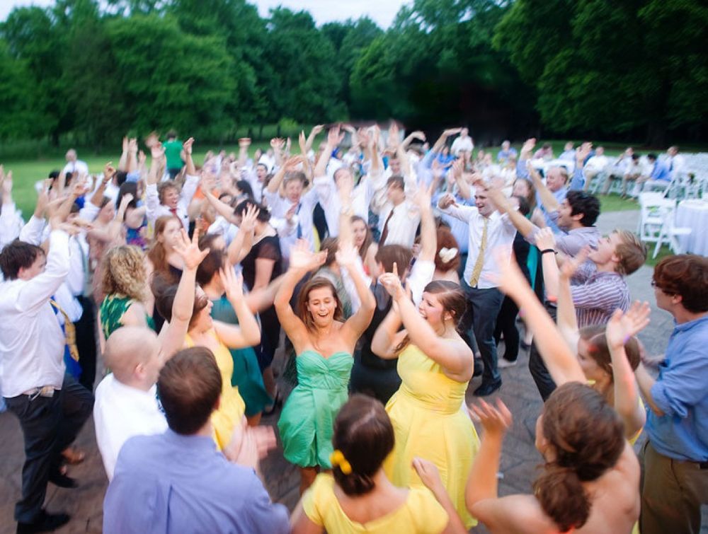 Περισσότεροι στο πάρτι και λιγότεροι στην εκκλησία