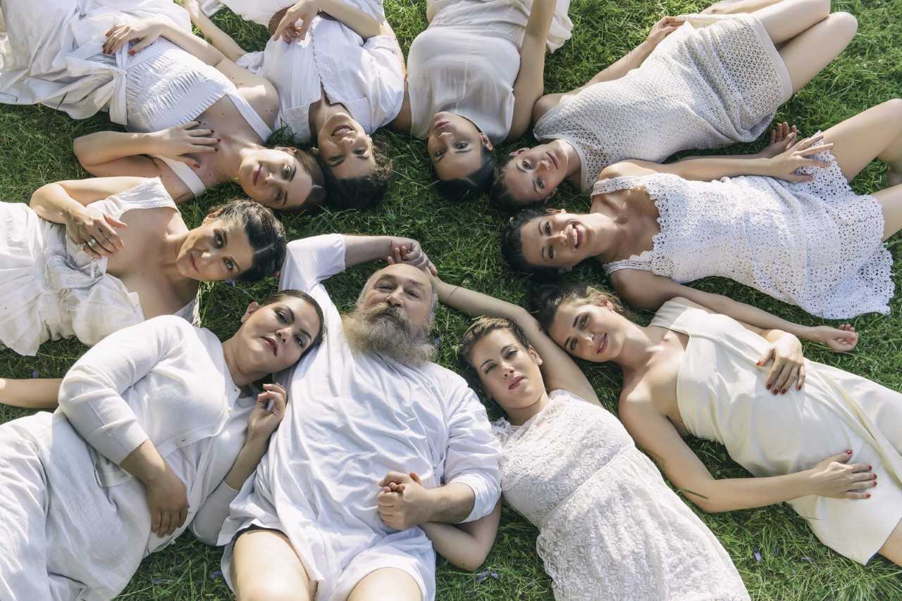 Ο Τζίμης Πανούσης πάει Επίδαυρο με την «Ειρήνη»