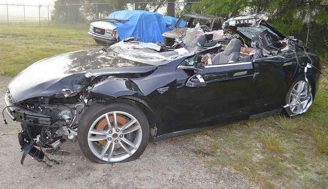 Οδική Ασφάλεια:Ο οδηγός δεν είχε τα χέρια στο τιμόνι του Tesla Model S