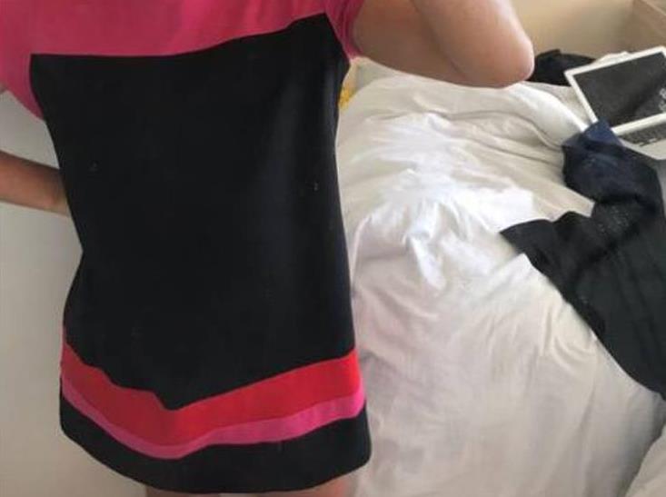 Έβγαλε το σορτς για να εμφανιστεί με φόρεμα στη δουλειά