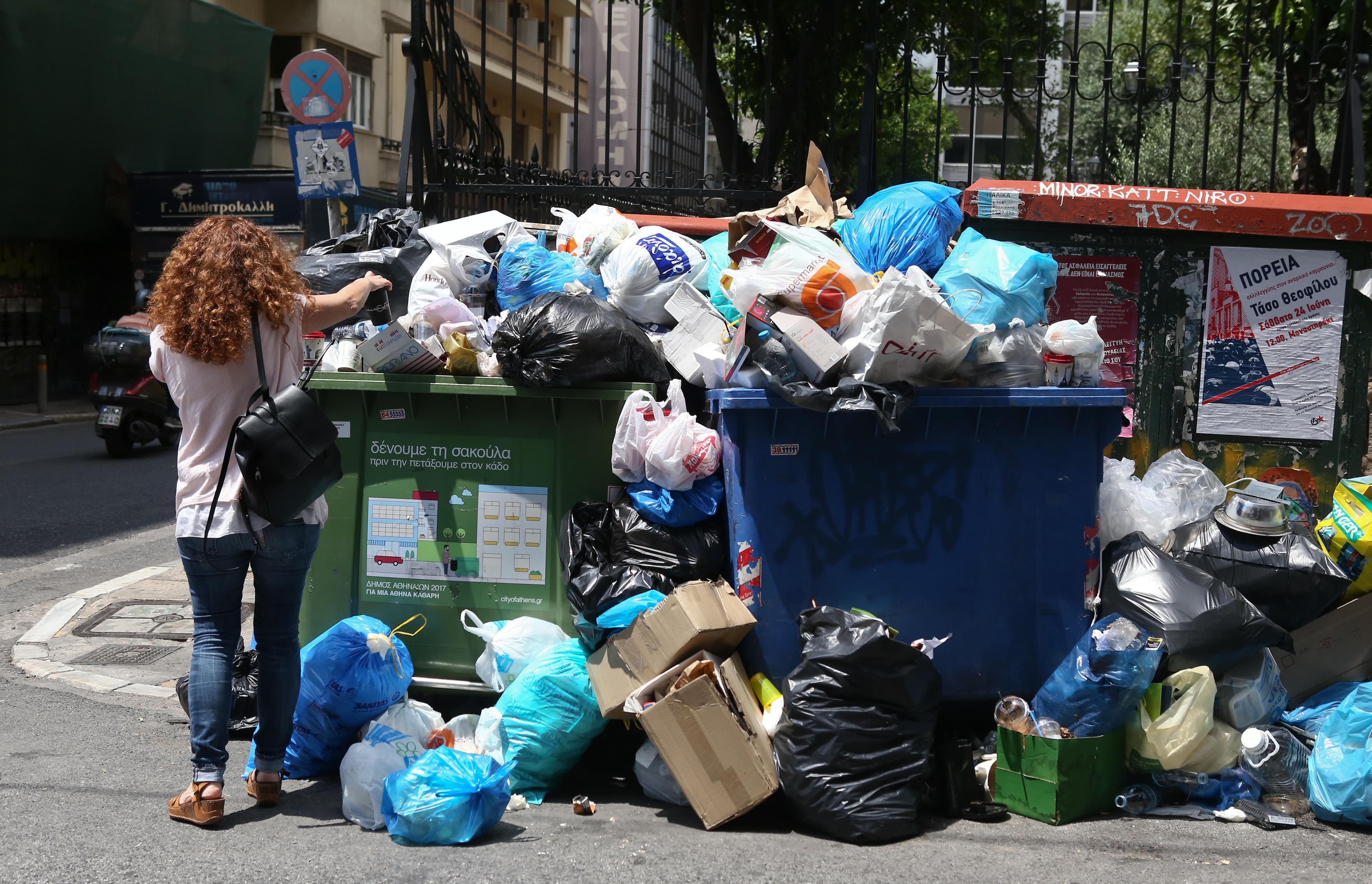 Σε 24ωρη απεργία η ΠΟΕ-ΟΤΑ, λόφοι τα σκουπίδια στους δρόμους