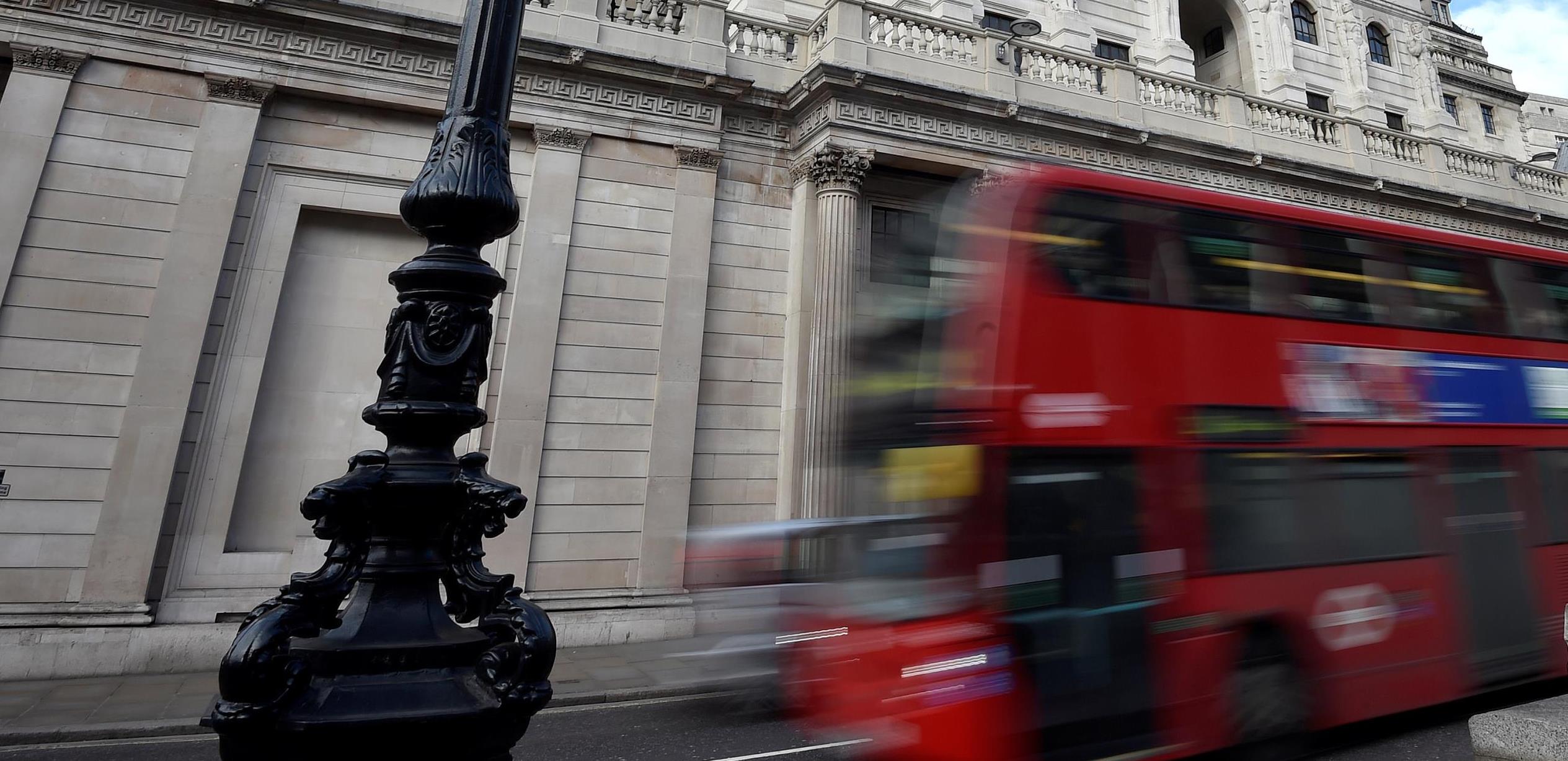 Σε… παμπ 53χρονος λίγα λεπτά αφότου τον χτύπησε λεωφορείο