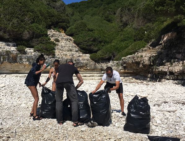 Σκουπίδια σε ελληνική παραλία μάζεψε ο Γουίλ Σμιθ