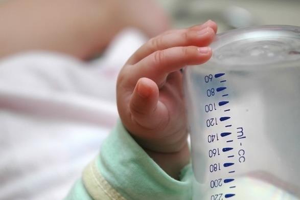 Με έγγραφη συναίνεση η χορήγηση υποκατάστατου μητρικού γάλακτος στα νεογνά