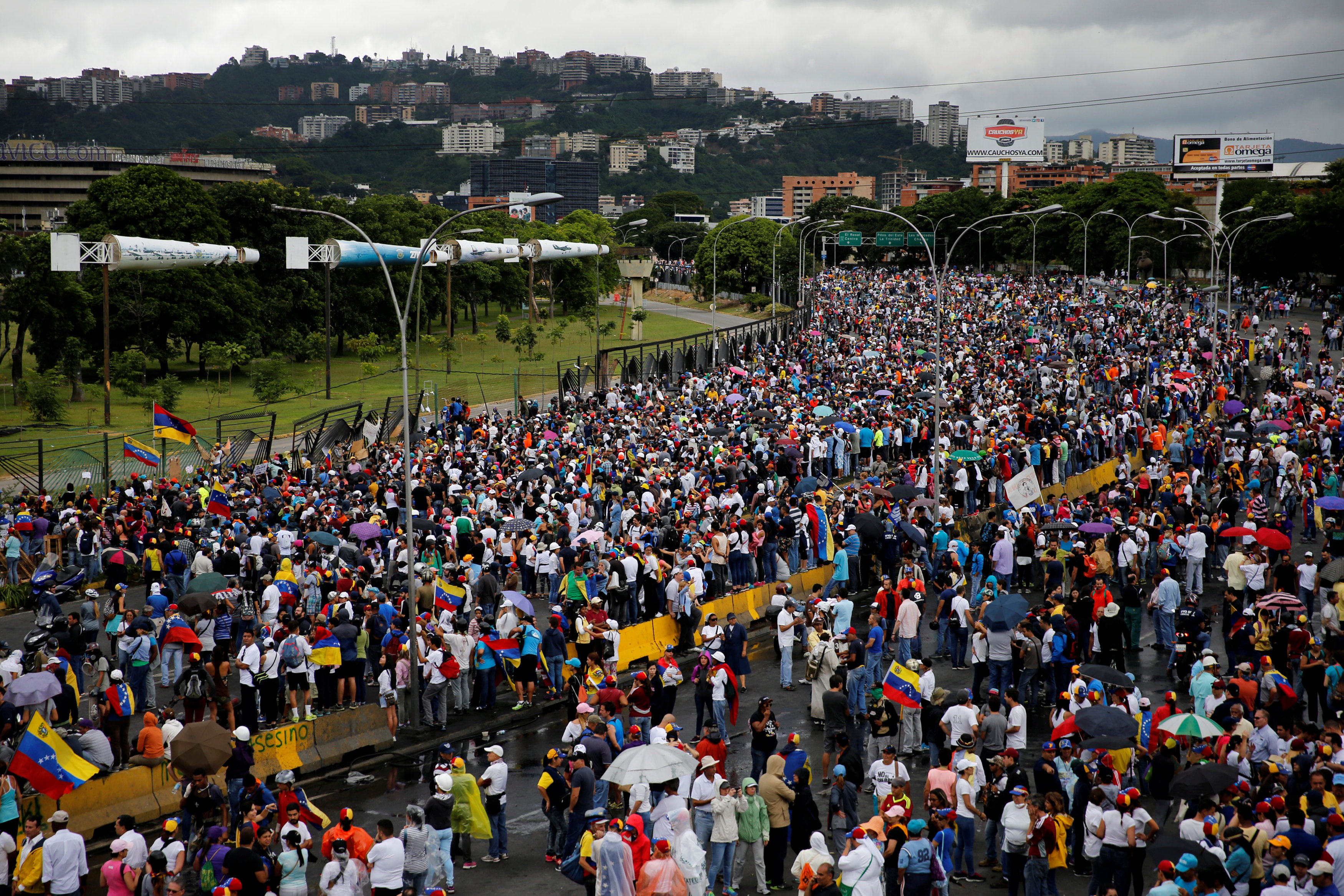 Χιλιάδες στους δρόμους του Καράκας κατά της βίαιης καταστολής