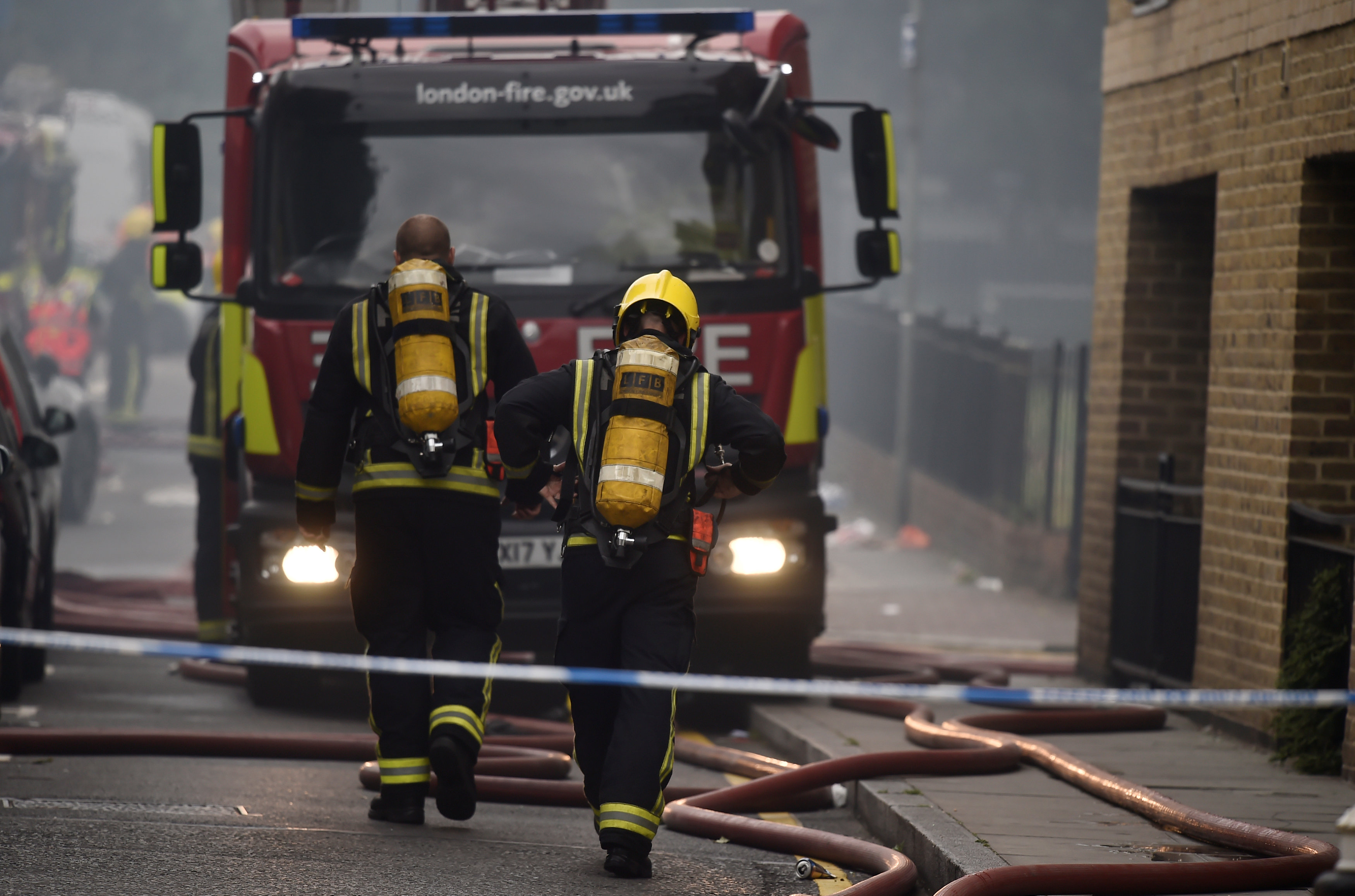 Ένας τραυματίας από φωτιά σε διαμέρισμα στο ανατολικό Λονδίνο