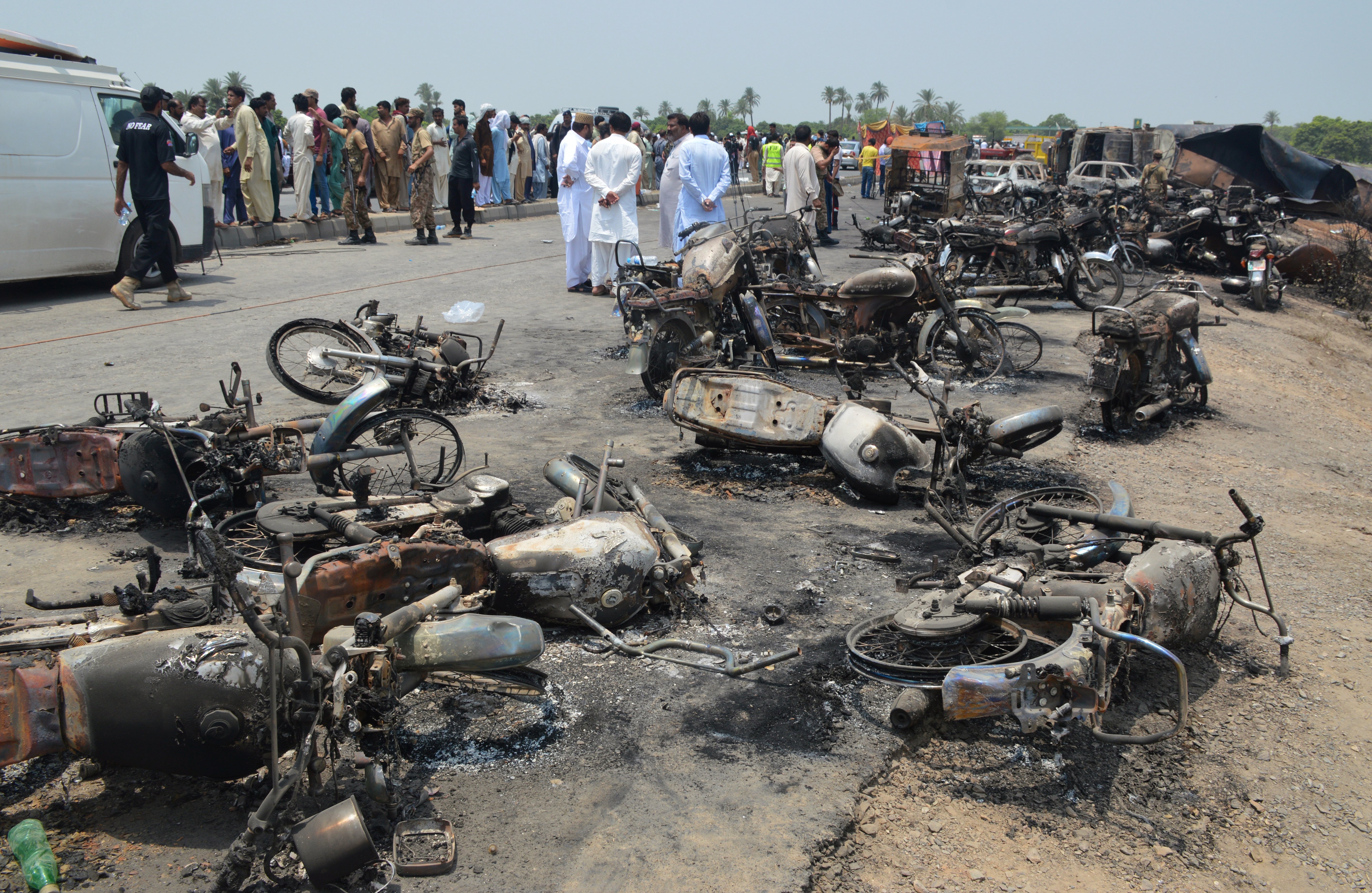 Πακιστάν: 146 νεκροί από πυρκαγιά σε βυτιοφόρο γεμάτο πετρέλαιο