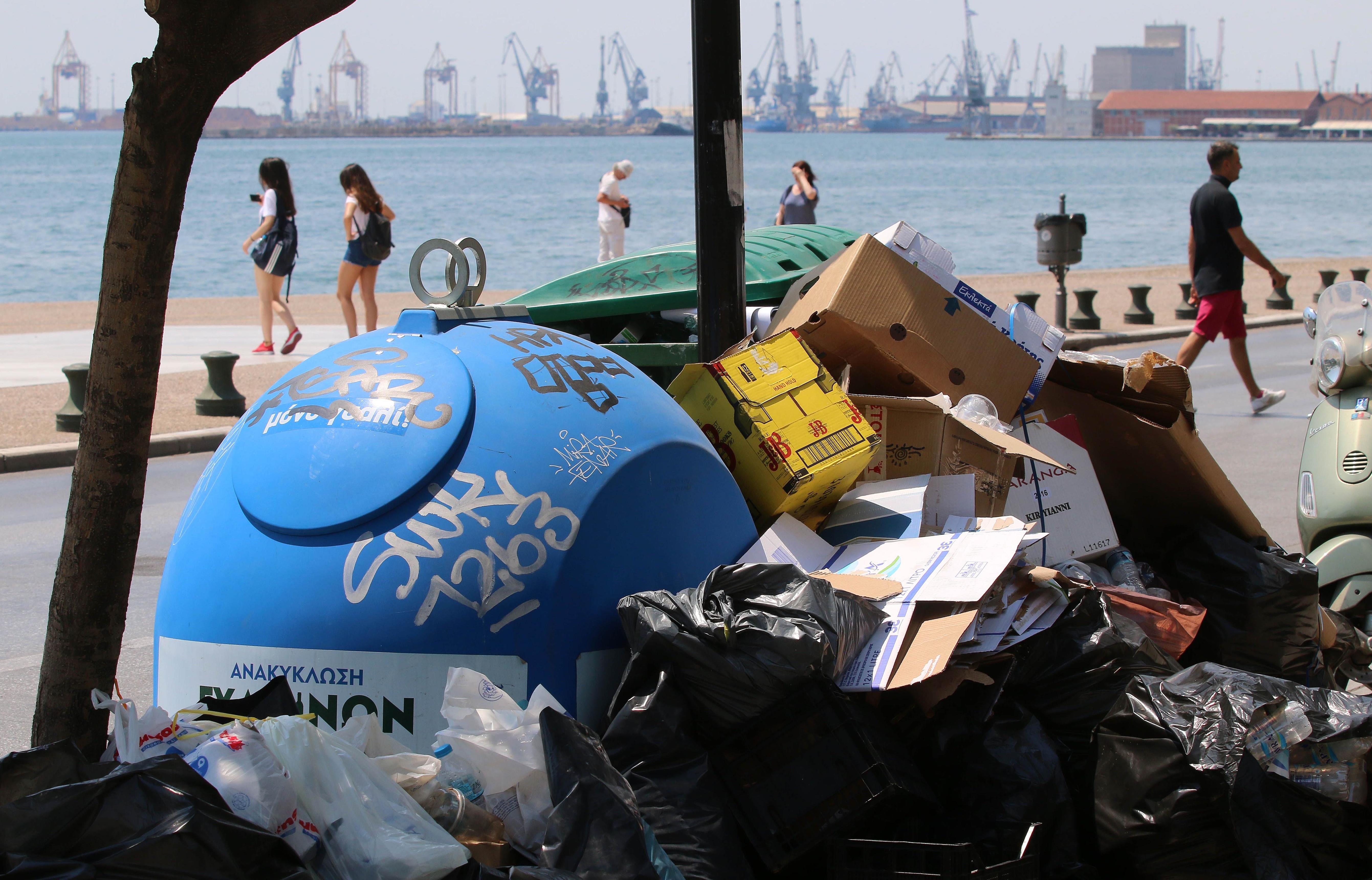 Θεσσαλονίκη: Βγήκαν απορριμματοφόρα στους δρόμους με προσωπικό ασφαλείας